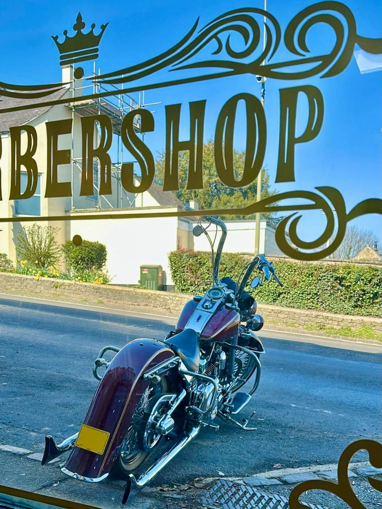 Mood = officially upgraded. Riding to the barbershop in this glorious weather makes all the difference 🏍️☀️
@thiagodalcin
#royalsbarbershop #barbershoproyals