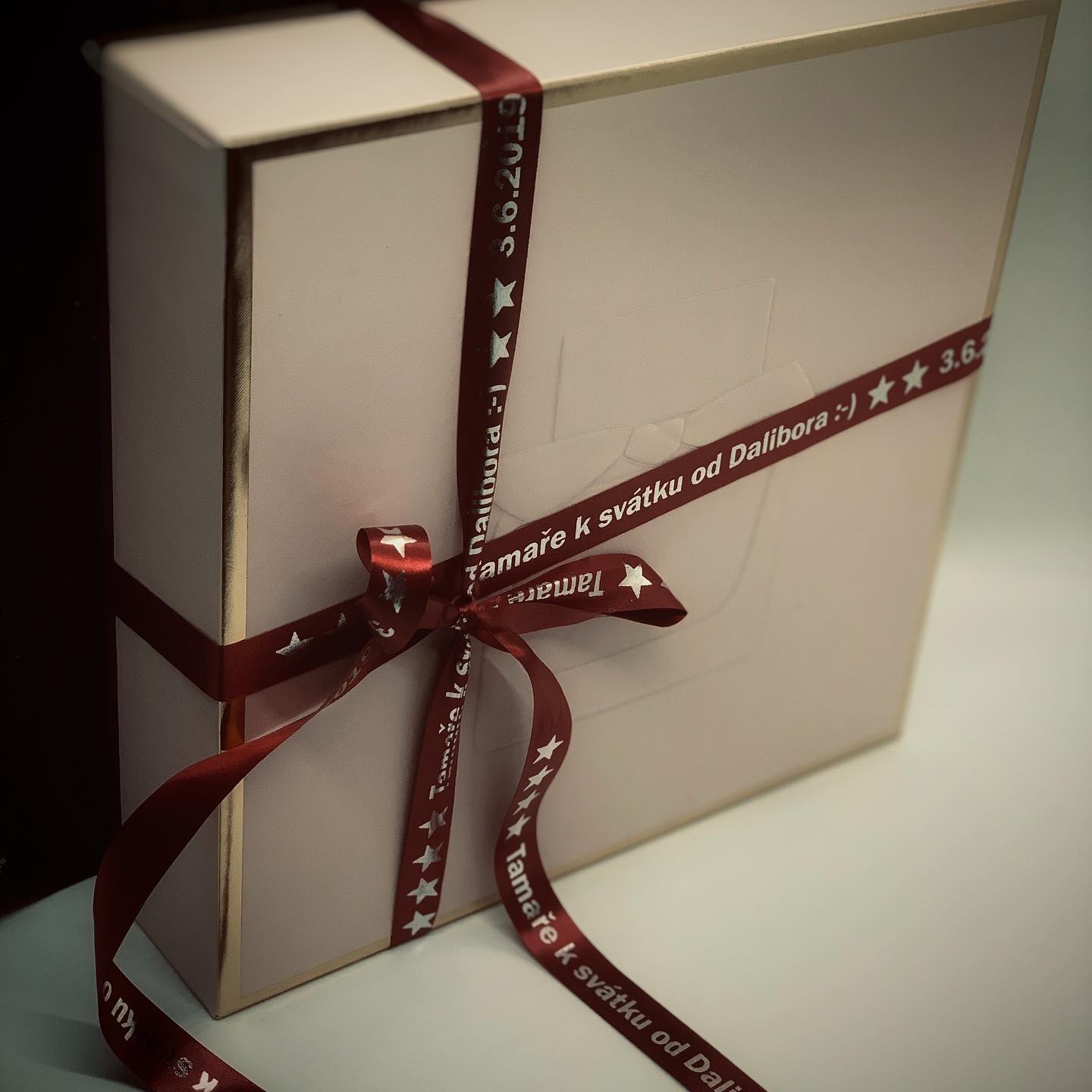 Až budete příště darovat třeba kosmetický balíček někomu k svátku, nezapomeňte si nechat také vytisknout elegantní saténovou stuhu s vlastním textem🎗Jedině tak překvapíte opět něčím originálním. Zkrátka Řekni to stuhou 👌 #reknitostuhou #stuha #potisk #darek #svatek #narozeniny #vyroci #balenidarku #satinribbon #originalni #stylovydarek #originalnidarek #nejlepsidarek #darekproradost #darekzlasky #vzkaz