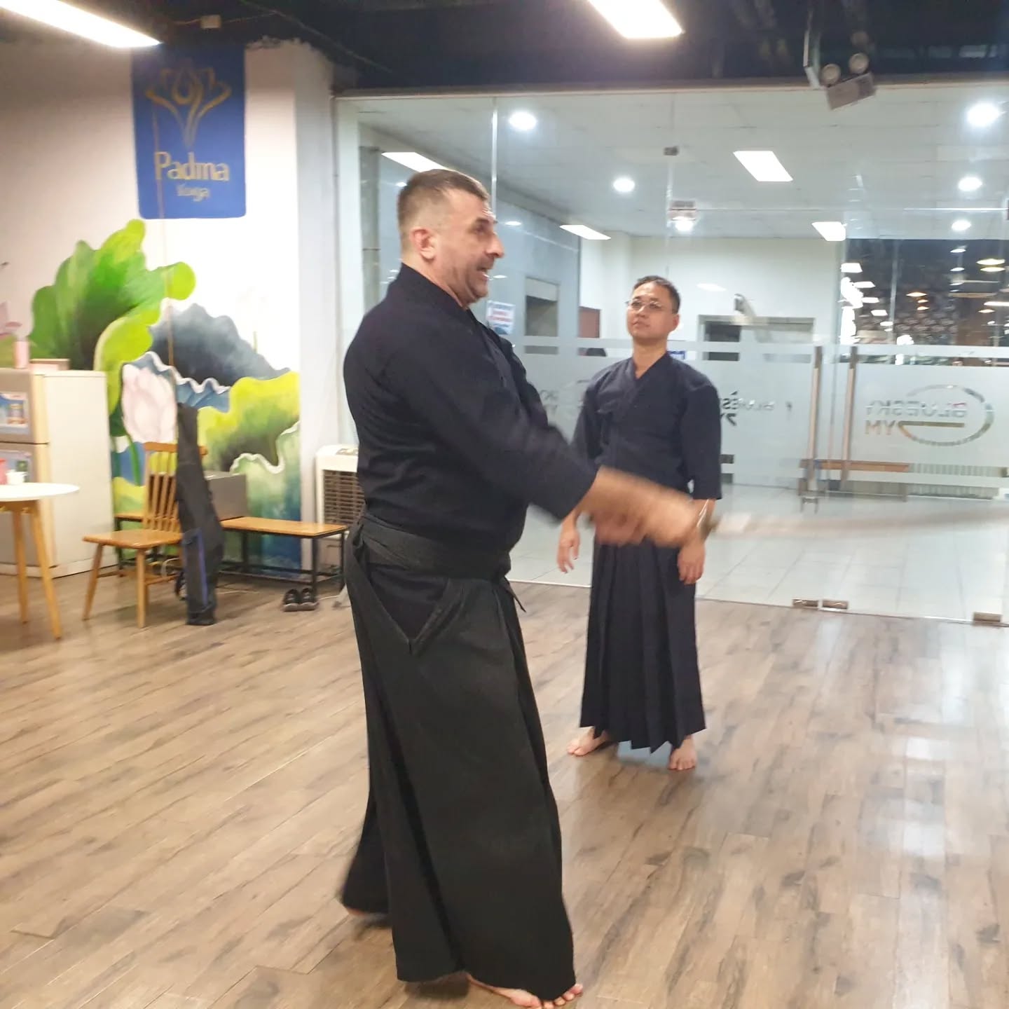 Chiêu sinh lớp Aikido - Cơ hội trải nghiệm một môn võ thuật đặc biệt!
Khám phá Aikido, một môn võ thuật độc đáo kết hợp kỹ thuật tự vệ và tinh thần thanh thản. Tham gia lớp học của chúng tôi để trải nghiệm sự cân bằng hoàn hảo giữa sức mạnh và sự uyển chuyển!
Lợi ích của việc tập luyện Aikido
Cải thiện thể lực và sức khỏe
Aikido giúp tăng cường sức mạnh, độ dẻo dai, sự phối hợp và phản ứng nhanh. Kết hợp các động tác uyển chuyển và kỹ thuật tự vệ, Aikido mang lại một chế độ luyện tập toàn diện cho cơ thể.
Rèn luyện tinh thần và sự tự tin
Aikido chú trọng vào việc kiểm soát bản thân, kiềm chế cảm xúc và rèn luyện sự tập trung. Việc luyện tập thường xuyên giúp bạn tự tin hơn trong cuộc sống, ứng phó linh hoạt với các tình huống khó khăn.
Phát triển kỹ năng tự vệ hiệu quả
Aikido cung cấp cho bạn các kỹ thuật tự vệ thực tế, giúp bạn bảo vệ bản thân trong những tình huống nguy hiểm. Bạn sẽ học cách sử dụng sức mạnh của đối thủ để chống lại họ, thay vì sử dụng sức mạnh bản thân.
Busetsukan Dojo
Mondays 20-21.30
Tuesdays 20-21.30
Fridays 20-21.30
Saturdays 18-19.30
4th Floor 71 Nguyen Chi Thanh, Hanoi
#aikikai #martialartslife #iaijutsu #jojutsu #vietnam #hanoi #jodo #iaido #japanesemartialarts #martialarts #bushido #osensei #ueshibamorihei #ueshiba #aikidoka #aikidoaikikai #aikido #budo