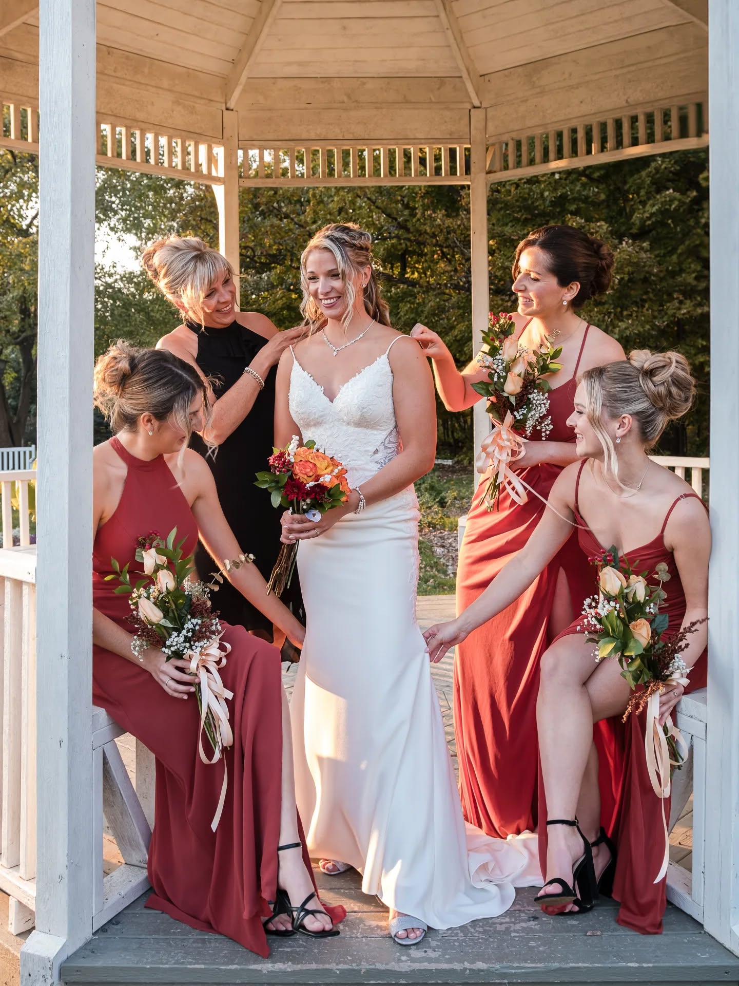 Petit retour sur un mariage que j'ai fait en 2024. J’ai eu la chance de photographier le mariage de Jolyanne et Anthony, c'était le début de l'automne et on commençait à y voir les premières couleurs dans la région de Gatineau. Le Parc de la Ferme Dalton était parfait pour cette journée, des rouges profonds, des oranges brûlés, et cette lumière douce qui enveloppe tout d’une chaleur presque cinématographique.
Avant la cérémonie on a pu faire un first look, juste pour eux, loin du bruit et de l’agitation.
Lorsque Anthony s’est retourné, l’émotion a immédiatement pris toute la place : des yeux brillants, des sourires tremblants, un souffle retenu.
C’est dans ces instants-là que je me rappelle pourquoi j’aime tant mon métier : capturer ce genre de moment qui ne se rejoue pas, ce qui ne s’invente pas.
Le décor automnal amplifiait tout.
Les mariés ont pu profiter d’un moment de calme, presque suspendu dans le temps, avant de retrouver leurs invités.
#photographegatineau #Gatineauphotographer #ottawaphotographer #weddingottawa #mariagegatineau