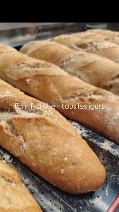 Wusstet Ihr, dass wir unser #baguette selbst backen? Frisches Brot gehört in Frankreich zu jeder Mahlzeit.
Nur vier Zutaten und über 24 Stunden Ruhezeit für den Teig geben ein tolles Baguette de Tradition Francaise mit knuspriger Kruste und luftiger Krume.
/Mara
#rostock #rostockrestaurant #frenchrestaurant #paintraditionnel