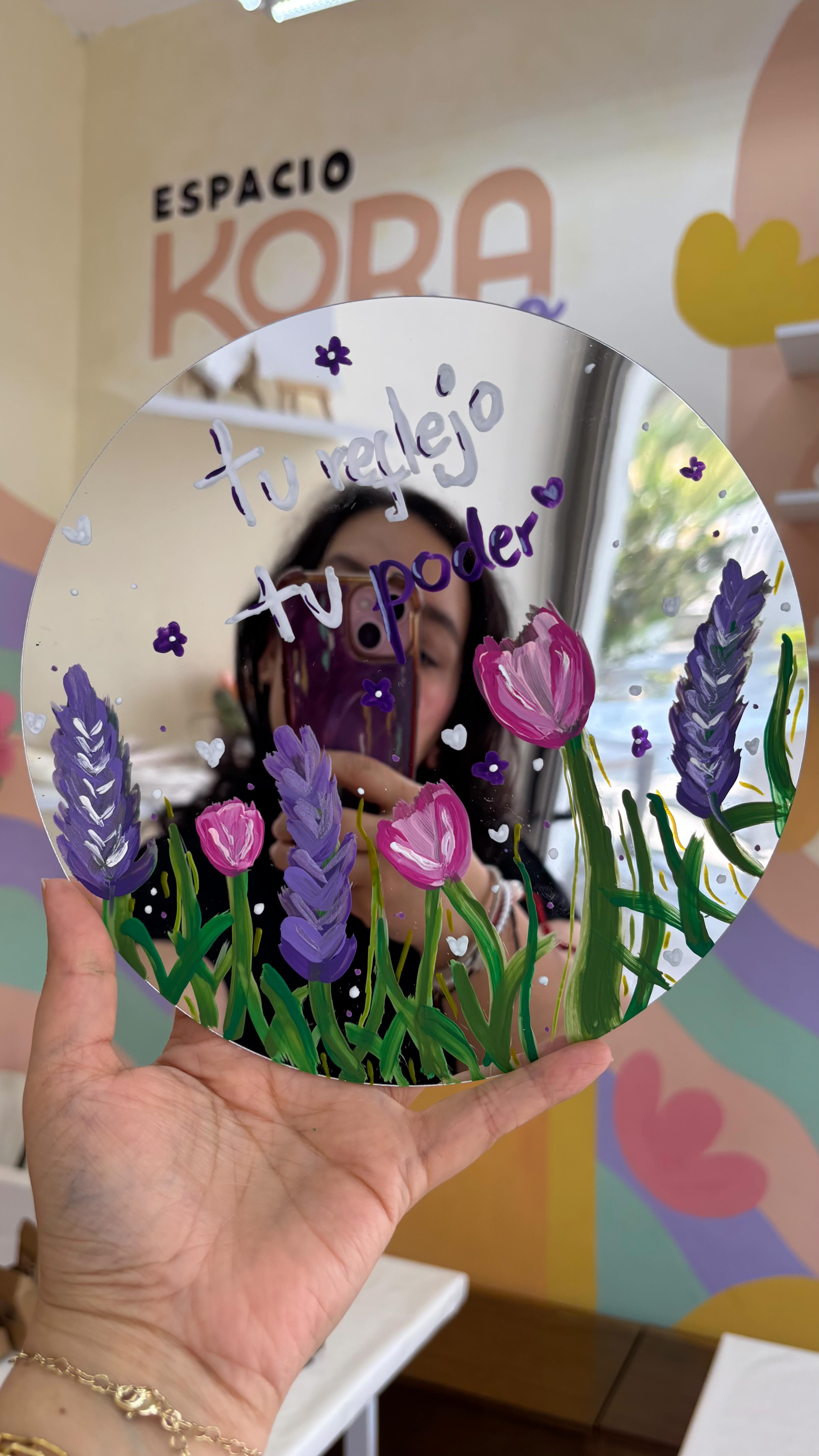 Tu reflejo, tu poder 💜
De la mano de la consultora de imagen @hc_studioveracruz aprenderás a identificar tu tipo de rostro y tono de piel, descubriendo cómo los colores adecuados pueden potenciar tu belleza natural💁🏻♀️, fortalecer tu confianza y ayudarte a conectar con tu esencia 💖
Luego, llevarás ese aprendizaje en arte, decorando un espejo 🪞(20cm) en el que a través de los colores plasmarás tu personalidad y energía ✨🙌🏼
Este espejo será el recordatorio diario de tu poder y autenticidad 🫰🏻