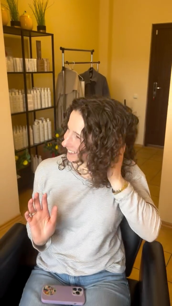 Kai draugės padovanoja garbanų transformacijos kuponą ir garbanas pamatai kitu kampu🤪🤪🤪
Tinkamos priemonės ir tai, kaip jūs jas panaudojate duoda max rezultatus👌❤️💥
Atėjo tavo laikas garbanų transformacijai!❤️☀️
Geriausias garbanotų ir banguotų plaukų priežiūros priemones rasi
www.garbanotasese.lt
💥💥💥
Nežinai, kokias priemones pasirinkti ar nuo ko pradėti, kaip patobulinti rutiną? Parašyk man❤️
#garbanutransformacija #garbanotasese #garbanotuplaukuproceduros #garbanotuplaukukirpimas #garbanotuplaukustiliste