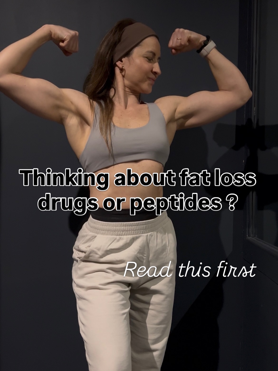 Aujourd’hui bcp de personnes pensent tout de suite aux « pillules magiques » médicaments ou peptides quand il s’agit de perdre du gras .
Mais j’aimerais savoir :
Est ce que tes bases sont solides ?
Est ce que tu manges de manière structurée et constante ?
Est ce que tu a un track de ce que tu consommes ?
Est -ce que tu t’entraîne pour garder la masse musculaire ?
Est ce que ton sommeil et ta récupération sont au point ?
Parce que sans les fondamentaux :
Que va-t-il se passer une fois le médicament arrêté?
✅La réalité est que tous les résultats obtenus sous médicaments sont temporaires
✅ tu risques de reprendre ton poids car tu n’as toujours pas compris comment gérer ton problèmes de prise de poids
✅ et oui comme tt médoc > il y a des effets secondaires .
Utiliser des DRUGS sans réelle nécessité pour moi n’est NI SAIN NI DURABLE .
Ce n’est pas parce Ozempic ou rétatrutide sont populaires que c’est normal de les utiliser .
Perso je ne crois pas aux raccourcis
Je crois au travail , à la discipline et à la patience !
Parce que les vrais résultats , TU TE LES GAGNES .
Et tu les gardes 🌸✨