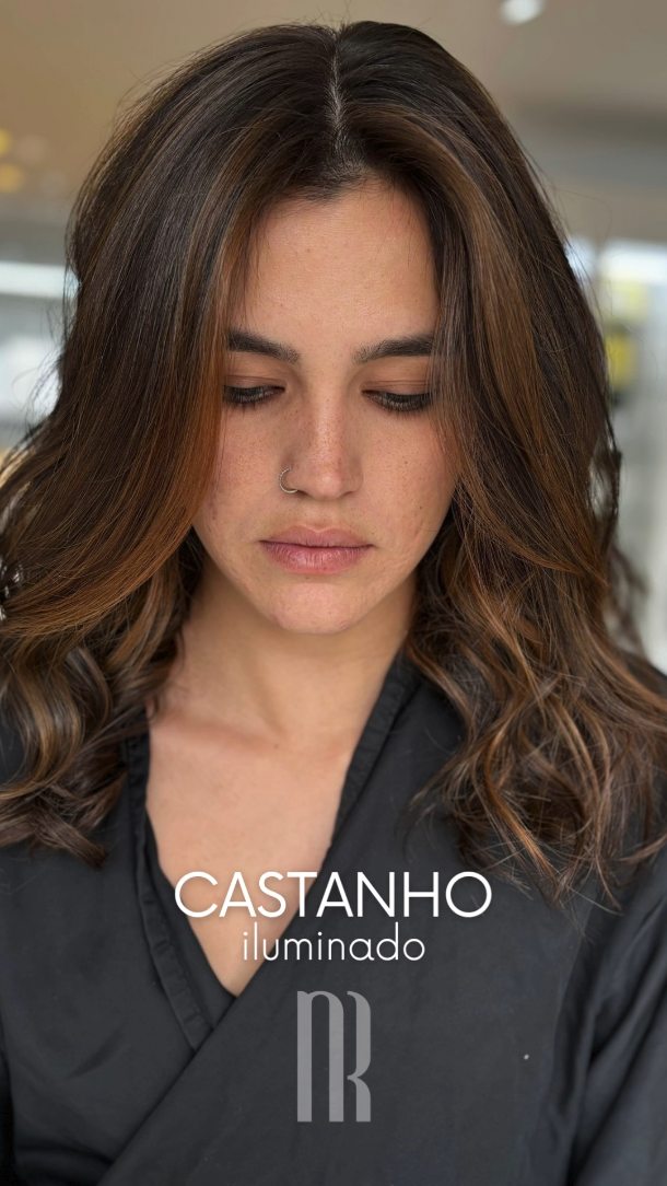 Castanho iluminado não é sobre clarear.
É sobre revelar o que já existe com mais intenção.
A escolha do subtom certo valoriza a pele, suaviza traços e cria um resultado sofisticado, natural e atemporal.
Beleza que não pesa.
Mas transforma.
Valorize sua beleza
Av. Brasil, 391 - Vinhedo/SP
Whatsapp: 19 99843-2580
#castanhoiluminado #cabelosvinhedo #tendenciacapilar #belezacomproposito