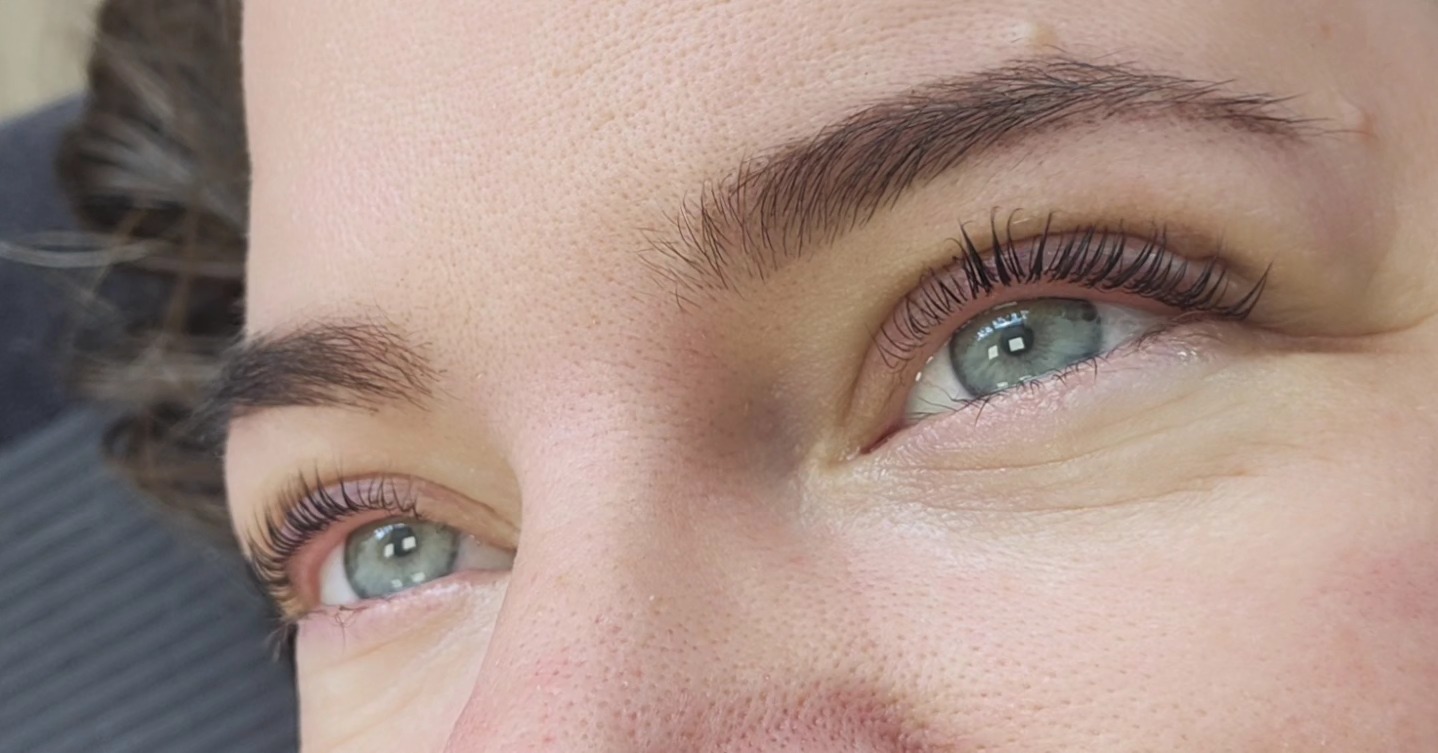 Lash lift 🔥 Nieuwe behandeling bij Pretty by Roos!
Lash Lift is een behandeling waarbij de natuurlijke wimpers gelift worden in een veerkrachtige krul en tegelijkertijd ook een boost geeft. Het opent je ogen en geeft een frisse expressieve uitstraling! Ik werk met hoogwaardige producten waarbij het niet schadelijk is voor de wimpers. De producten bevatten actieve ingrediënten die de wimpers herstellen, hydrateren, volume en kracht geven. Het effect blijft gemiddeld 6-8 weken mooi aangezien dit ook de natuurlijke groei cyclus is van de wimpers. Wimperkruller en mascara zijn vanaf nu verleden tijd!
De maand oktober en november voor de introductie prijs van €35,-
Te boeken via mail of app: prettybyroos@gmail.com of 06 3010 3131