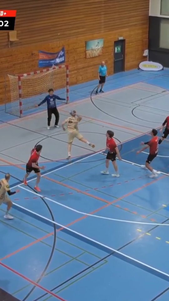 Was für ein Einstand! 🚀
Unser U19-Junior @silas.glanzmann trifft bei seinem ersten Spiel gleich doppelt – 2/2 ohne Fehlwurf!
So kann es weitergehen, wir sind gespannt auf mehr! 👏
🎥 @redhandball.ch
#handballschweiz #handball #debut #tvsolothurn #balonmano
