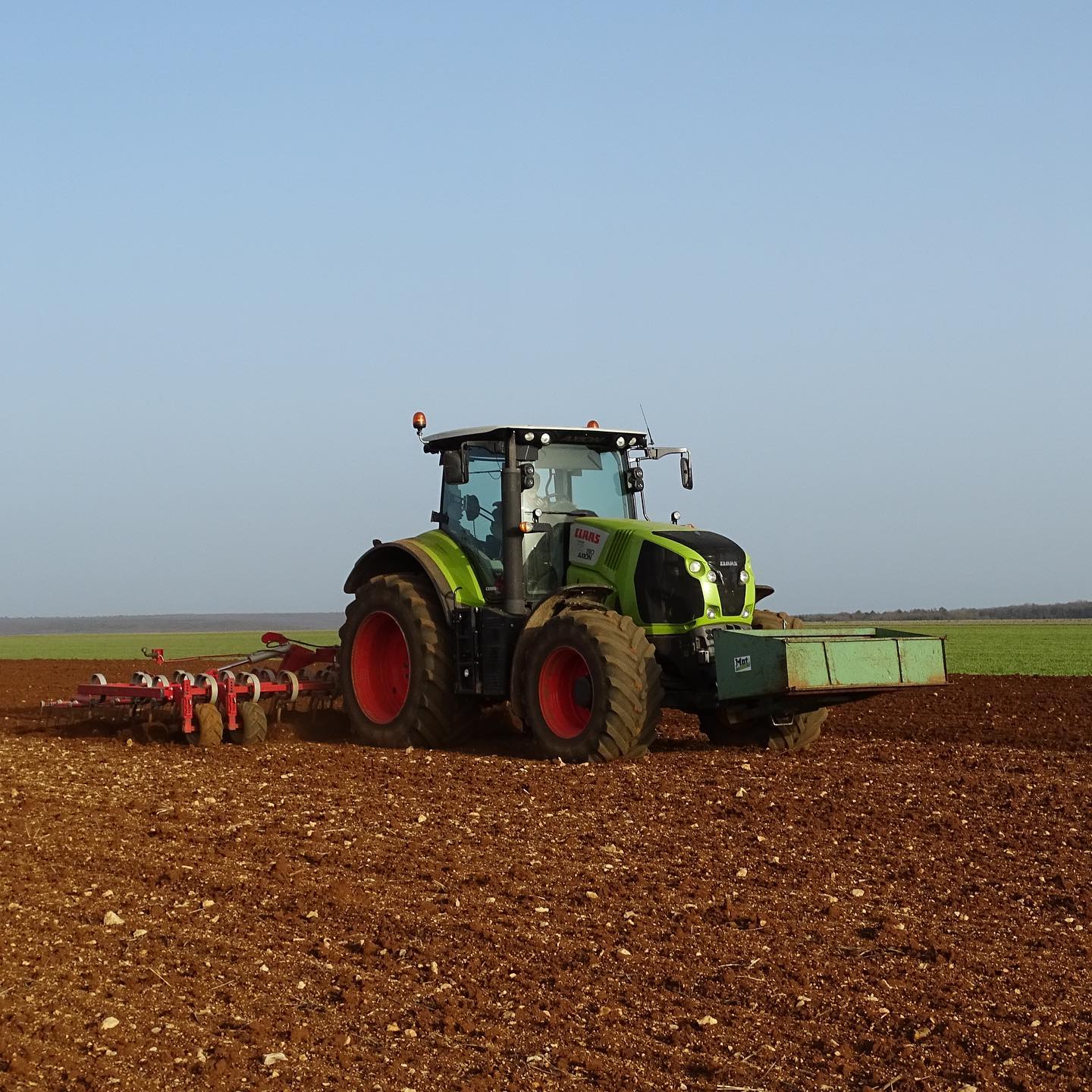 Enfin une belle semaine. Préparation des terres avant les semis qui vont débuter dans peu de temps. #agriculture#paysan#bio#terre#blé