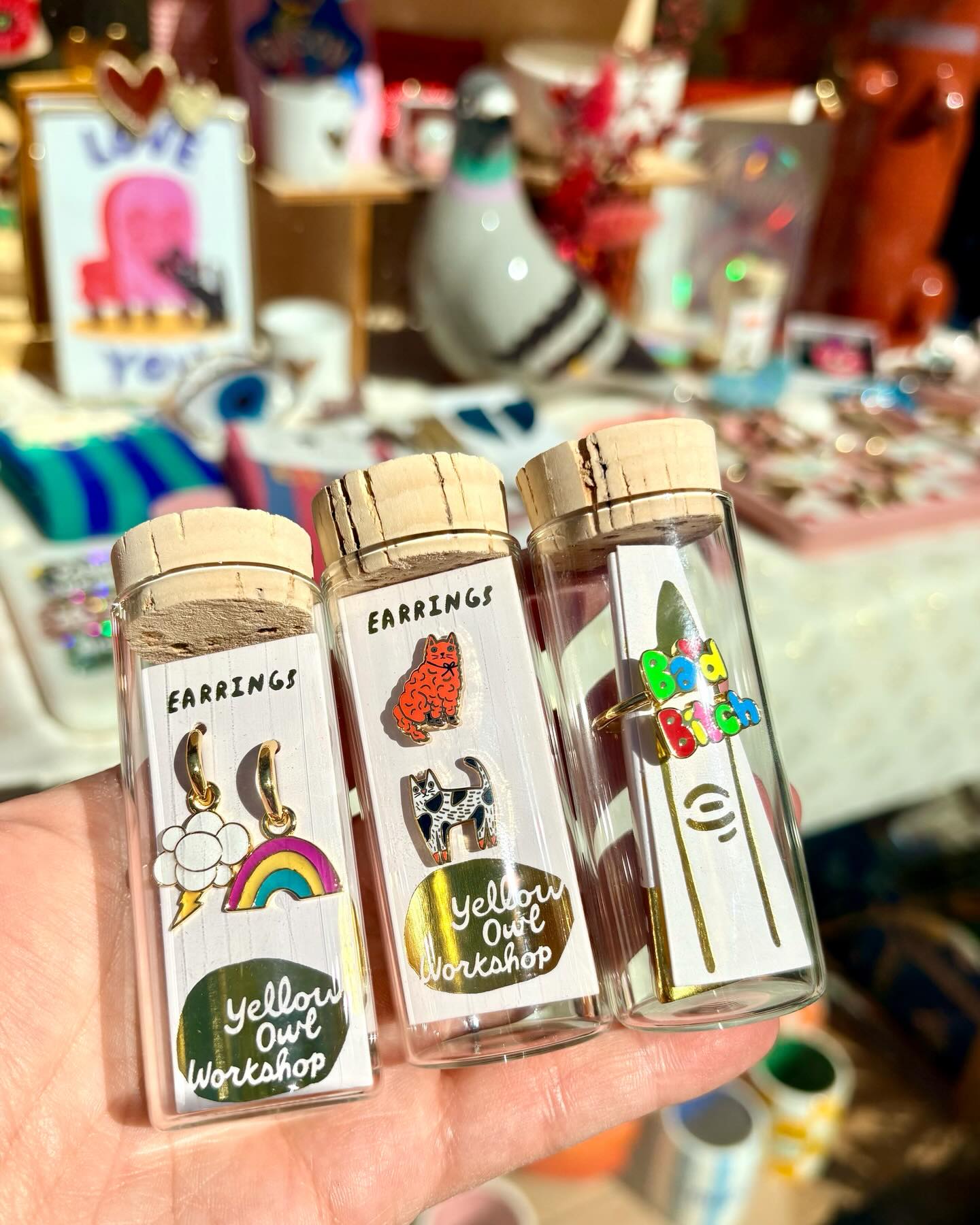 ✨ Des nouveautés qui donnent la pêche 🍑
Des bijoux qu’on attendait depuis longtemps, pleins de couleurs, un peu irrévérencieux et carrément joyeux ✨
Nous sommes ravis de vous présenter @yellowowlworkshop 💛
Une marque californienne basée à San Francisco, qui apporte une touche arty, colorée et pleine de bonne humeur à la boutique 🌈
On a sélectionné parmi leur magnifique catalogue de jolies boucles d’oreilles et bagues plaqué or made in USA, des chaussettes marrantes pour homme et femme et des sacs de shopping irrésistibles, illustrés par des artistes qu’on adore 💓 le choix va être vraiment difficile 😁
On espère que ça va vous plaire !
Venez découvrir tout ça en boutique 💛
📍 Le Puits d’Amour
113 rue Fondaudège – Bordeaux
Quartier Jardin Public
🕒 Ouvert du lundi au samedi : 11h – 19h
Le Puits d’Amour, un concentré de couleurs, de jolies idées et toujours plus de love 💕😎😘