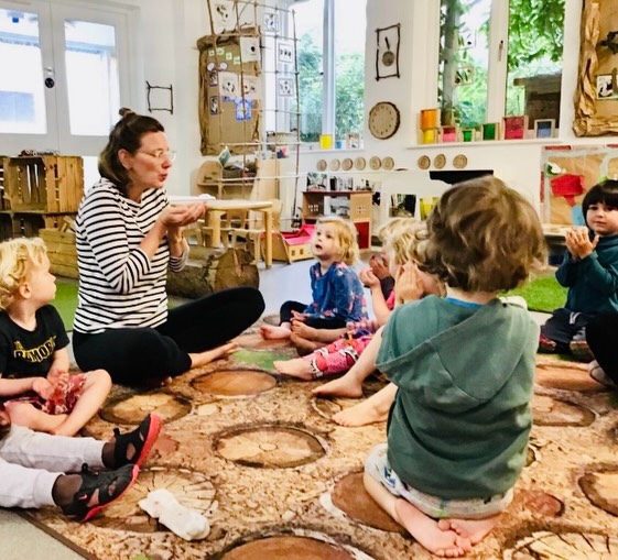 Yoga pour les plus petits à la crèche de Broons avec deux adorables groupes d’enfants âgés de 1 à 3 ans.
It was fun! Nous avons imité des loups,
Etiré notre corps comme des chats + + +
et terminé par un moment de détente- apprécié par tout le monde, des petits comme les grands.
Il n’est jamais trop tôt pour commencer le yoga.
Photos de différente crèche pour illustration ✨💫
