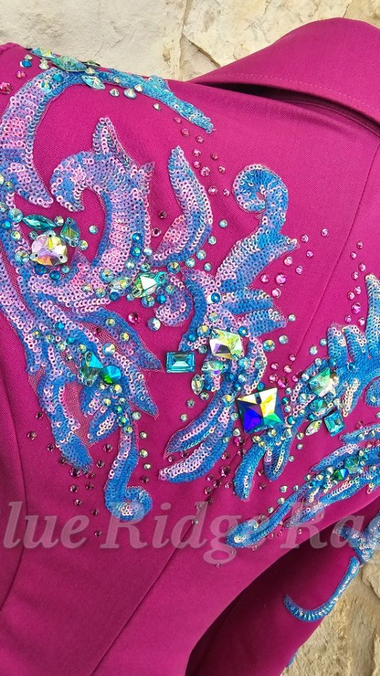 I love an over the top look like this! Fuchsia base with iridescent sequin appliqués, and tons of rhinestones!
Available here 👉 www.rodeoqueenclothes.com
#rodeoqueen #rodeoqueenfashion #rodeoqueenshirt
#rhinestones
#WesternGlam
