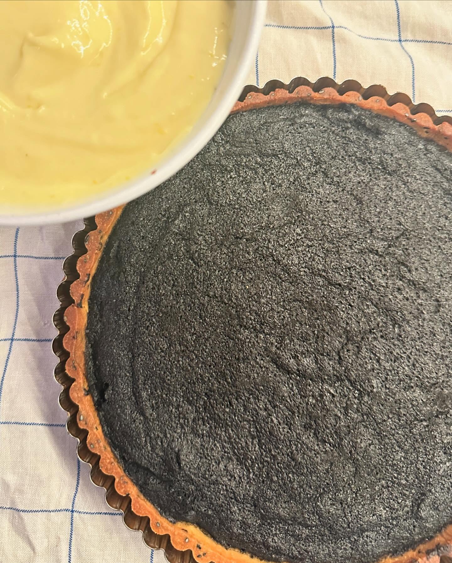 The black sesame frangipane tart with strawberries was so good, I played around and made a lemon curd with meringue 💥😊 the black sesame frangipane is really fun to make and so versatile!!! Such fun!!! Have a great day friends 😘