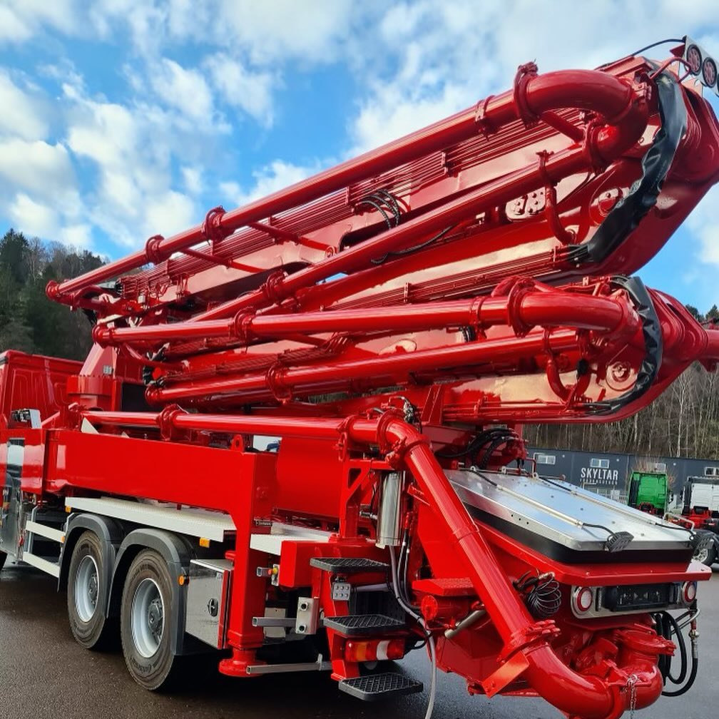 Vi är stolta över att ha fått äran att lacka denna betongbilen. Vi har lagt ner mycket tid och omsorg på att ge den en riktig makeover och resultatet talar för sig själv.
Här ser ni före- och efterbilderna.
På efterbilden kan ni se den strålande röda glansen och den jämnt applicerade lacken. Vi har noggrant förberett ytan, reparerat eventuella skador och sedan applicerat färg och lack med precision.
Vi är stolta över vårt arbete och ser fram emot att göra fler fantastiska lackeringar i framtiden🤩
#HovgårdensYtskydd #LastbilLackering #Entreprenadaskiner #Industriackering #SpotRepair #PlastReparationer #Lastbil #Fälgreparation