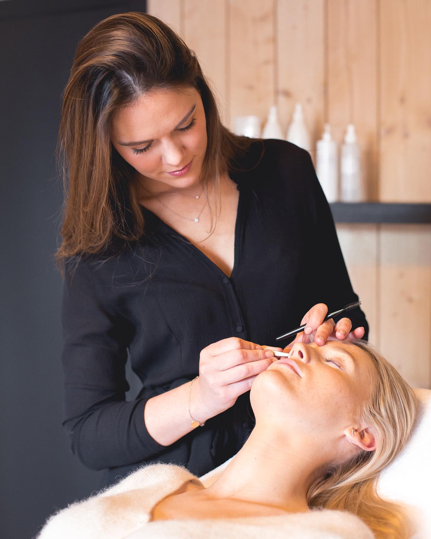 Populaire behandeling in het salon: epileren of modelleren en kleuren van de wenkbrauwen.
Kleuren of verven van wenkbrauwen zorgt voor een expressievere uitstraling gedurende 4 weken.
Wij bepalen samen welke intensiteit van de tint het beste bij u past en streven steeds naar een mooi, naturel resultaat.