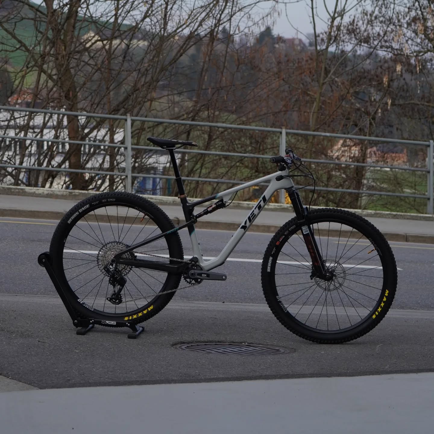 Schnell, leicht, agil und was Spezielles.
@yeticycles ASR Custom
Danke für den Auftrag 🤘🚴♂️
@oakcomponents @rockshox @deity
#happycustomer#mtbswitzerland#stoeri2radcenterherisau#yeticycles