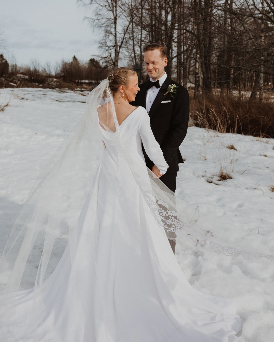 En sneak peek från helgens fantastiska bröllop som var så full av glädje, kärlek och fest! 🥳
En bröllopsdag svischar verkligen förbi på en sekund. En dag som man planerat för så länge och så helt plötsligt är den här! Det blir lätt att man dras med och kanske inte stannar upp riktigt för att ta in vad som faktiskt händer.
Här är några tips för hur ni kan känna ett extra lugn och vara i nuet på bröllopsdagen:
↠ Planera så mycket ni kan fram till dagen innan, sen släpper ni det. Finns det någon liten detalj som inte är klar, kanske den inte är så viktig heller. Försök slappna av redan dagen innan.
↠ Börja i bra tid på morgonen. Ni kanske gör er i ordning med kompisar eller familj, då är det ju bara kul att hinna umgås också. Skåla i bubbel, spela peppig musik, äta en god lunch och inte stressa iväg till nästa del av dagen.
↠ Planera in en liten stund innan vigseln då ni inte behöver göra någonting. Ofta fotar man porträtt innan och då kan man se till att vara klar med det 15-20 minuter innan vigseln så ni hinner landa lite.
↠ Även efter vigseln kan det vara mysigt med en kort stund bara för er själva, t ex om ni har planerat egen transport till festlokalen eller porträttfotografering med bara er två 🥰
↠ Ha en eller två lite längre pauser under middagen då gästerna kan gå på toa, ta lite luft och ni t ex kan ha en kort fotografering i solnedgången. Det är en såååå mysig stund, ni får stanna upp lite och känna in allting 😊
↠ Ta hjälp av andra under bröllopsdagen så ni inte behöver tänka på allt själva. Toastmasters/madames under middagen, anställda till servering, familj och vänner som håller koll på schemat. Försök att inte tänka på ”vad nästa steg” är, utan njut av det som händer precis just nu! 🧡