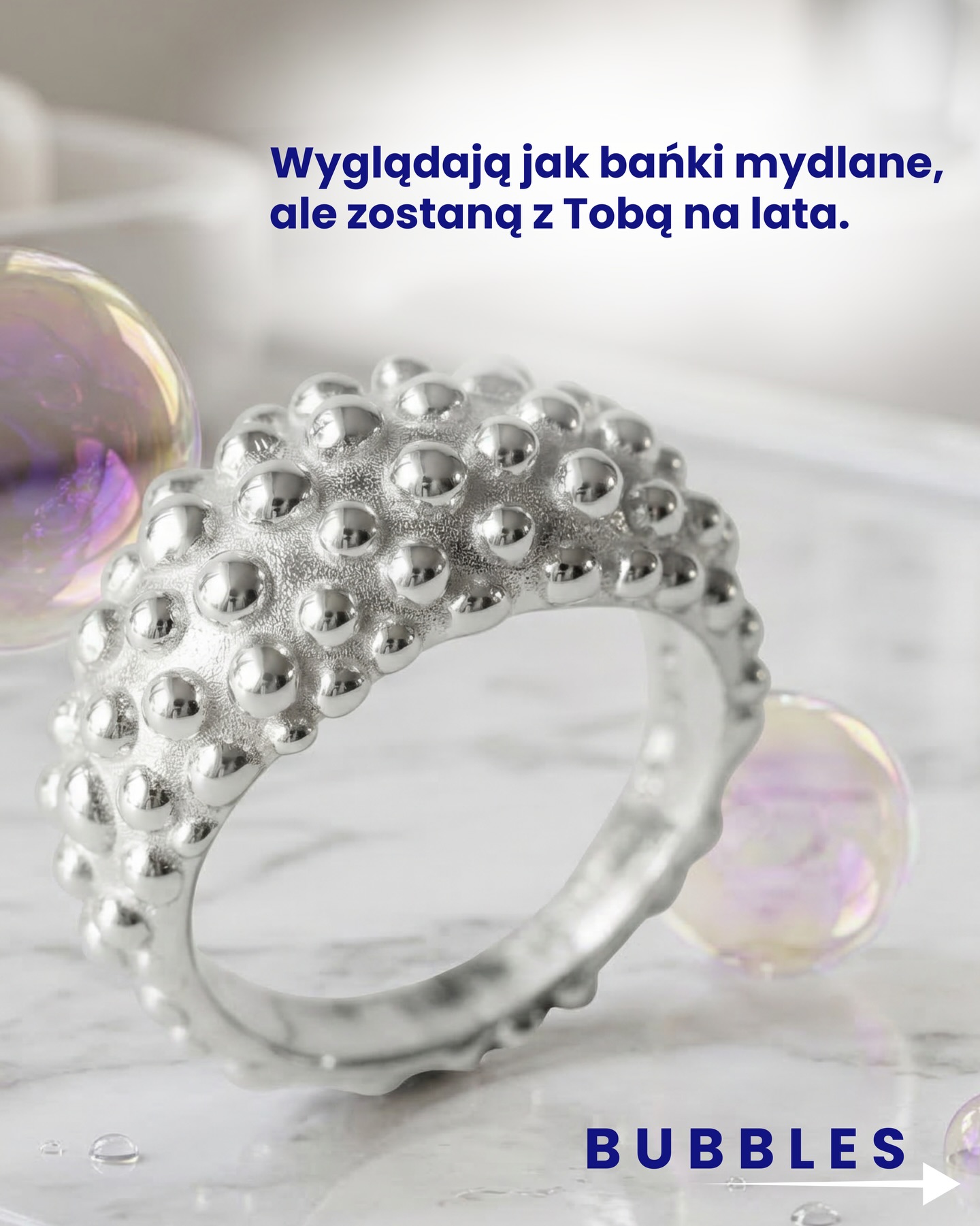 Maleńkie kuleczki zaklęte w srebrze mienią się i migoczą w wiosennym słońcu. To moja odpowiedź na nowy pierwszy dzień wyczekiwanej wiosny. Póki co, przyroda jedynie się przebija, wkrótce jednak uderzy ferią barw. Również kolekcja Bubbles stawia na rozwój, Delikatne i subtelne formy zestawione w kilku sztukach tworzą całkiem nowy efekt.
Na co dzień i na wieczór, pojedynczo lub w zestawach- kolczyki, pierścionki i obrączki Bubbles, polecają się nie tylko na wiosnę.
Wszystkie zaprojektowane i stworzone w Toruniu, w kameralnej pracowni, moimi dłońmi.
#bizuteriatoruń #bizuterianazamówienie
