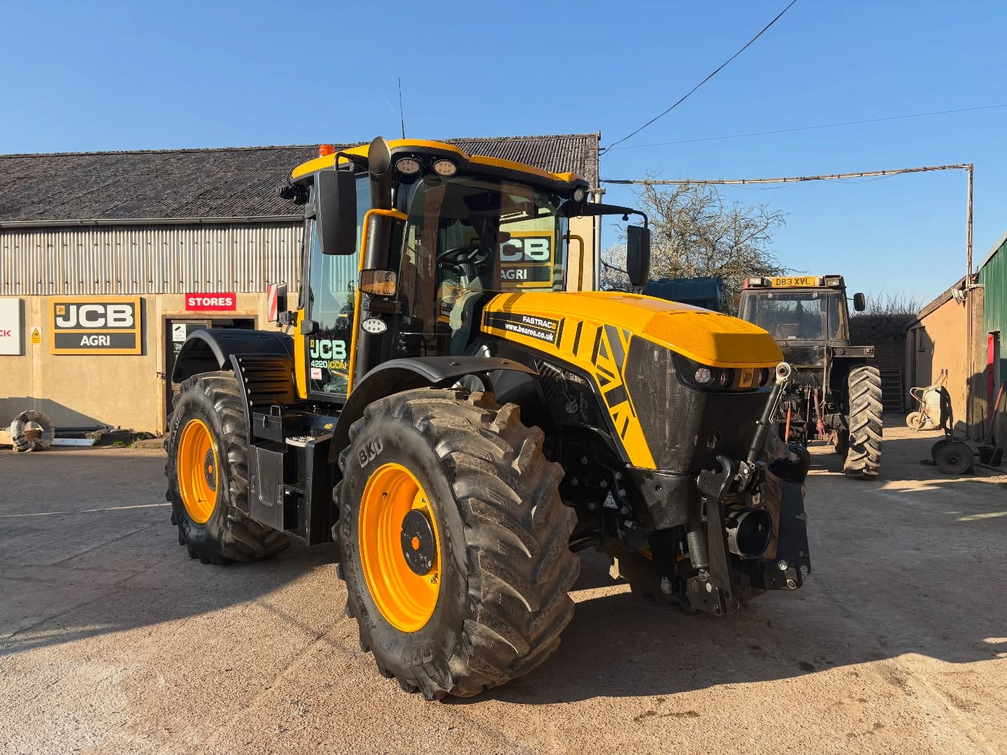 ⚡️ A Highly Spec’d used JCB Fastrac 4220 iCON delivered this week .
✅ Pro Line
✅ Deck weight
✅ JCB GPS Complete
Thank you to this customer for the return business after trading in their Series 1 Fastrac 4220 🙌
#Beares #JCB #fastrac #agri #tractor