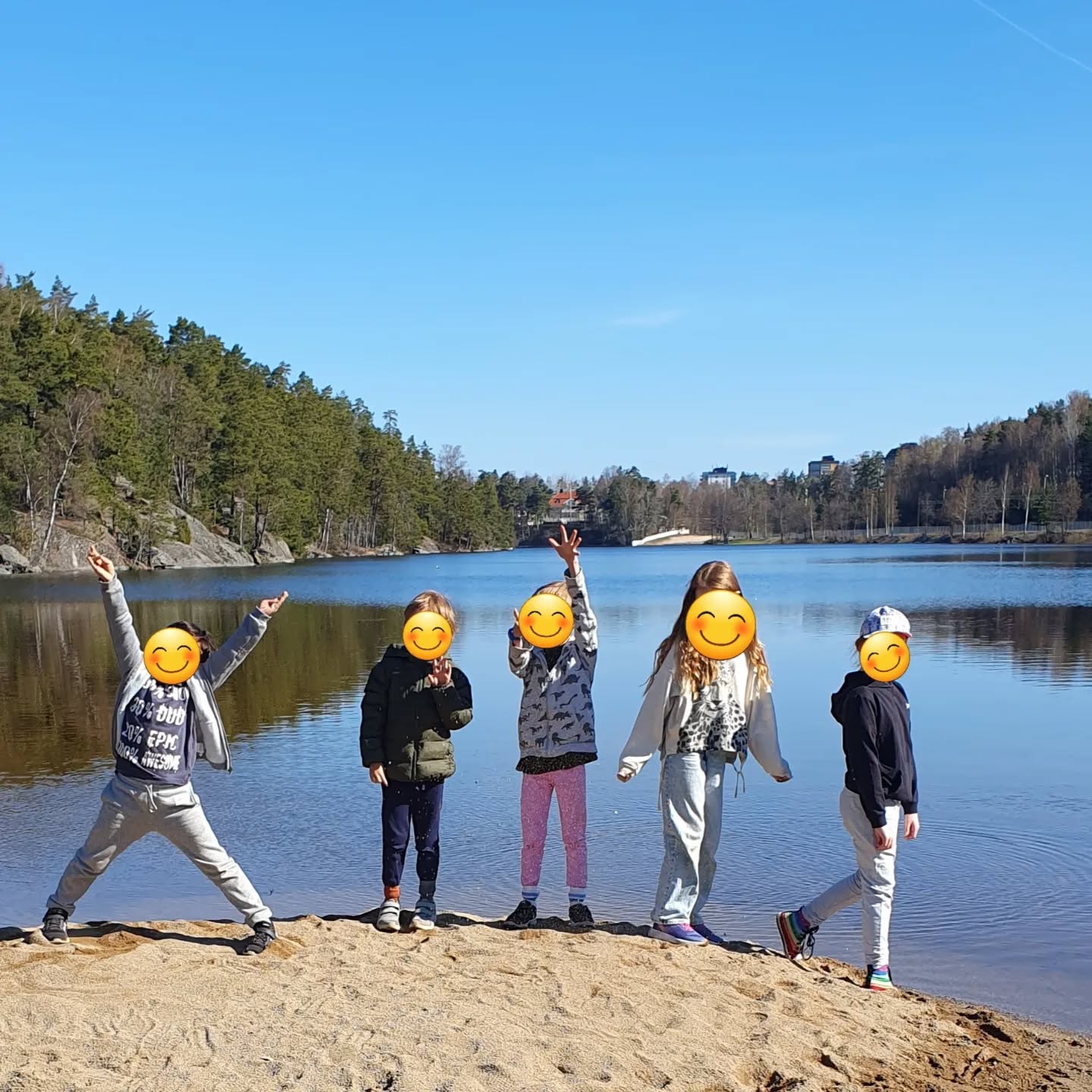 Man blir glad av soliga friluftsdagar i skogen.