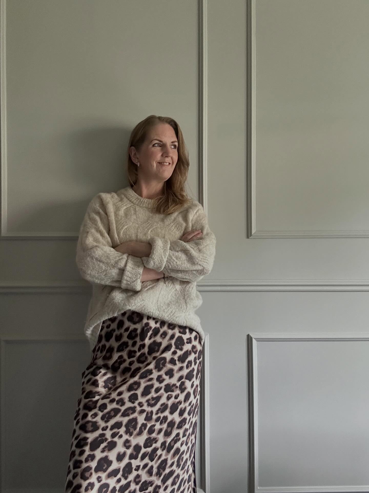 Har jag sagt att jag älskar mitt jobb? 🤗 🤍 Även denna vecka när jag varit ganska däckad i en förkylning så älskar jag verkligen det jag gör. Jag känner mig verkligen så tacksam för att få jobba kreativt, möta människor och skapa vackra miljöer som gör skillnad. Varje projekt är en chans att förverkliga drömmar – både mina kunders och mina egna.
Även om det många gånger är både svårt och utmanande att vara egenföretagare så finns det några saker som är lite extra roliga. I det dagliga arbetet är det här de topp tre sakerna som är det bästa med mitt jobb (förutom det allra bästa som är nöjda kunder och se ett färdigt genomfört projekt ✨)
1. Vara ute och träffa kunder. Det finns inget som slår känslan av att gå genom ett hem och diskutera idéer tillsammans med människor som berättar om sina drömmar. Varje möte är en ny berättelse, en ny möjlighet att skapa något personligt och vackert.
2. Göra 3D-ritningar i Sketchup. När idéerna börjar ta form på skärmen blir det nästan magi. Från första skissen till detaljerna som gör helheten komplett. Jag älskar att se visioner växa fram i 3D och kunna leka med former, färger och rumsligheter.
3. Starta upp nya projekt och forma nya idéer. Det bästa av allt är kreativiteten i startskedet. När jag får rita, planera och fantisera fritt över ett nytt projekt så fylls jag av energi och inspiration. Att se möjligheter istället för begränsningar är det som gör att jag älskar mitt jobb varje dag!