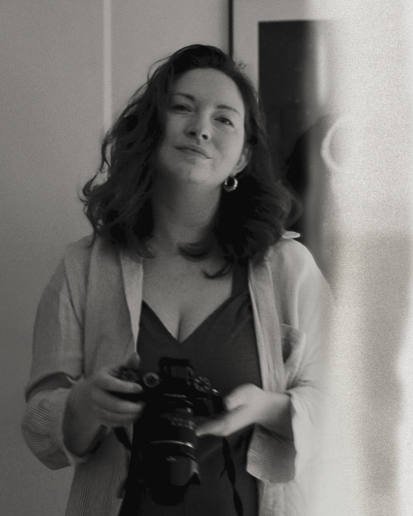 S'offrir un autre regard. Une autre perspective.
Le miens s'est forgé au contact de l'art depuis toute jeune, des Vénus antiques aux Madones de la Renaissance. Fascinée par les natures mortes et la poétique des ruines, j'en ai conservé les clairs-obscurs et les perspectives.
Et j'aime ce que nous faisons de cet héritage visuel et culturel aujourd'hui. Mon regard insuffle l'univers et le mouvement au service de votre histoire. Il observe entre les failles, ce qui vous différencie. Ce qui vous rend tout à fait unique.
Et parce que je considère la photographie comme un ensemble de réflexions, de conditions, et révèle des mondes en vous, je propose des expériences photographiques pensées comme des traversées : sensibles, conscientes, poétiques, vivantes, alignées.
Des images qui ne sont pas seulement belles : elles incarnent ce que vous dégagez.
• anbestudio.fr (portfolio à jour disponible ~ lien en bio)
**
Je m'appelle Alison et je suis photographe, vidéaste et directrice artistique 📷 🎬 💭 basée à Saint Malo, œuvrant partout où vos projets nous mènent.
Vous avez un projet personnel ou professionnel autour de votre image : contact@anbestudio.fr. 💌