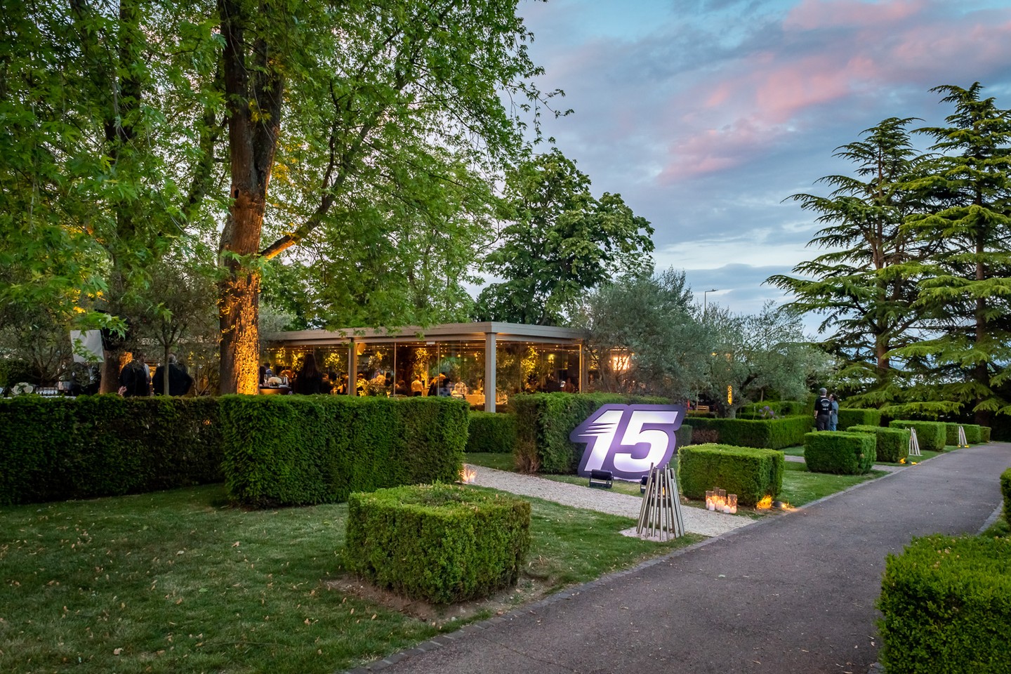 Encore une très belle soirée dans les jardins de La Réserve. Photocall extérieur.
#lareservegeneve #inuicollection #geneva #geneve #corporatephotographer #hotelgeneve #genevalake #genevamotorshow #allthingsevents #photocall #photos.lahaut