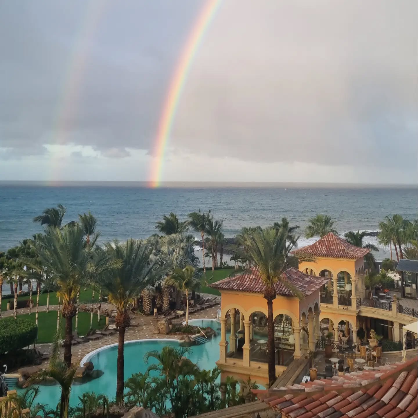 “Farewell from Tenerife 🌈”
As I prepare to leave beautiful Tenerife, nature delivered the perfect goodbye, a stunning double rainbow from my balcony.
Trust Susan to do it properly and get not one but two rainbows 😉
I’ll just go ahead and take both pots of gold, thanks 😉✨✈️
#sjpholidays#personaltraveladvisor#oundlelifemagazine#tenerife#miradortenerife