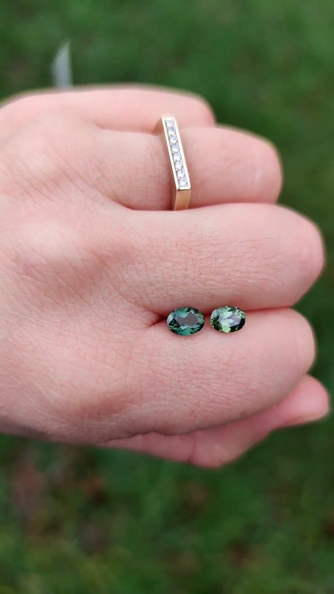 When you choose a 'Made to Order' engagement ring, you get to select the sapphire which will be set in your ring. Each one has its own character, so being able to choose the right stone is a very special part of the process✨