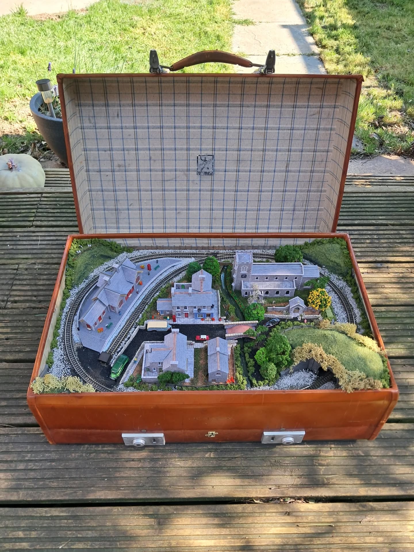 All ready for something special !
www.suitcasetrains.com
Bespoke working Trainsets housed in vintage suitcases
This is a one layer off thr shelf
#miniatureartist #easter #fyp