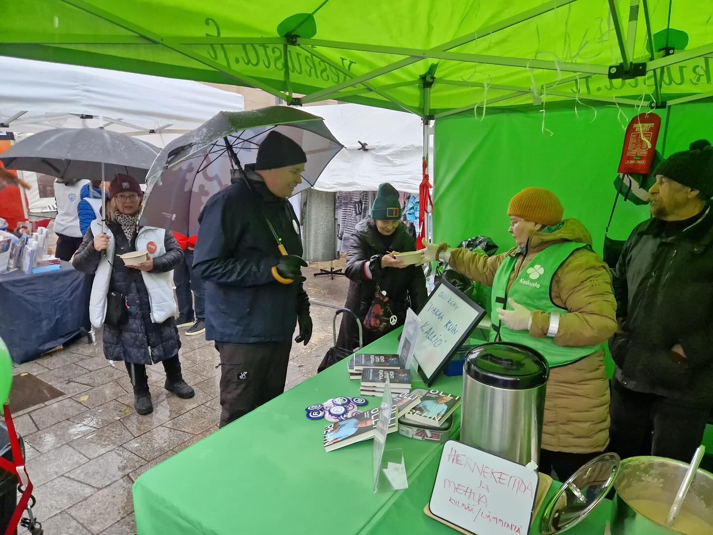 Espoon Keskusta oli tänään mukana Leppävaaran markkinoilla. Sateista päivää kävi todistamassa myös kansanedustaja Antti Kaikkonen. "Vakaa kuin kallio" eli presidenttiehdokas Olli Rehn sai vahvasti tukea ihmisten kanssa käydyissä keskusteluissa. Hernerokka ja lämmin mehu olivat oikea valinta koleaan päivään. Isot kiitokset kaikille teltalla pysähtyneille ja erityisesti taustalla tapahtuman mahdollistaneille talkoolaisille.
