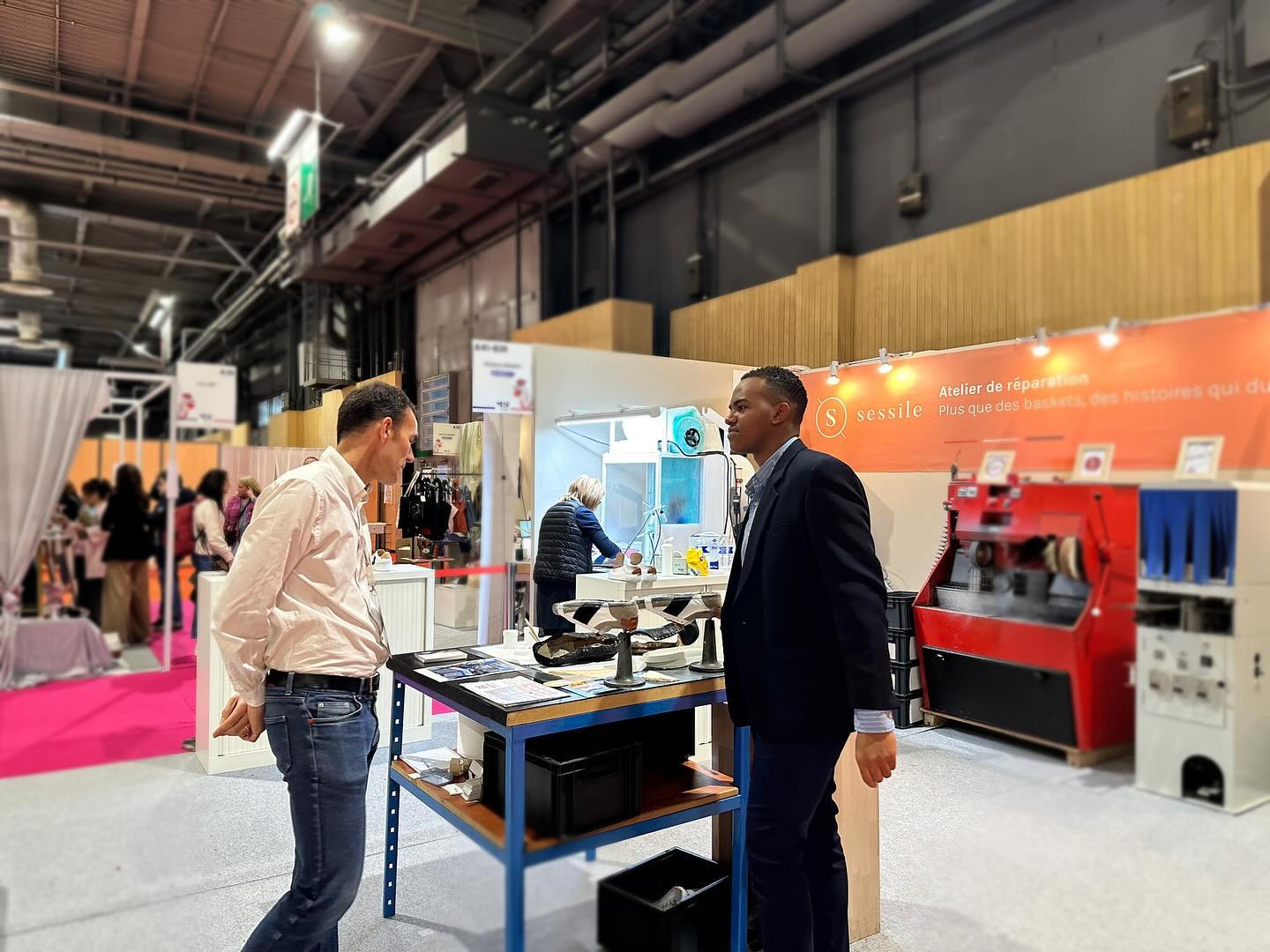 Au Salon du Made in France ce jour, pour célébrer notre savoir-faire, notre capacité à innover et nos traditions séculaires.
Faire le choix des produits fabriqués en France va pour moi bien au-delà d’un simple #soutien occasionnel envers nos #artisans, et chaque pas dans les allées du salon m’a conforté dans mon opinion.
Je crois que c’est un devoir du citoyen, indispensable pour la préservation de notre patrimoine #économique et #culturel.
Cependant, il est indéniable que le #MadeinFrance reste parfois un luxe inabordable. Des mesures politiques s’avèrent donc souhaitables pour garantir que cette alternative soit #accesible à tous.
Je tiens à saluer avec reconnaissance le travail et le dévouement de tous les exposants avec qui j’ai pu échanger.
Nous avons discuté des récents changements politiques dans le monde, qui, je le crois, soulignent l’importance de « fabriquer chez nous et de consommer chez nous ». Nous avons également abordé leurs #projets et leurs opportunités de #développement au niveau national.
Je vous encourage une fois de plus à privilégier les produits locaux, à découvrir et à soutenir par tous les moyens nos #entreprises.
Choisissons le “Made in France” avec fierté et contribuons ainsi à bâtir un avenir économique solide pour notre pays. 📊🇫🇷