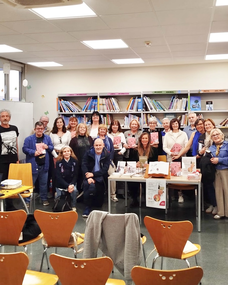Dicen que la perfección no existe, pero yo discrepo. Ayer, el encuentro en @bibliotecavdg fue un 10. Gracias a Carmen, bibliotecaria y gran organizadora del acto, a Susana González, concejala de Cultura de Villanueva de Gállego y, especialmente, gracias a su club de lectura y a cada uno de los asistentes, quienes leyeron poemas por los jardines antes de comenzar y nos cautivaron con sus preguntas, participación y cariño.
🙏🏻