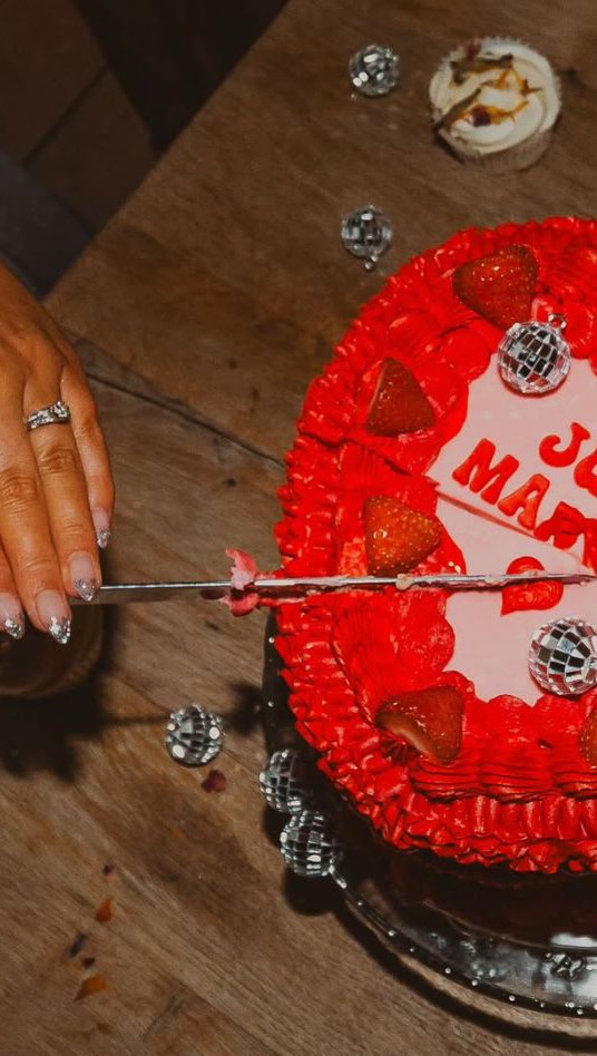 patiently waiting for all the free from couples to realise they don’t actually have to settle 👀
yes, you can have a wedding cake that looks that good and is completely free from and tastes exactly like cake 🍰🎉
no awkward “it’s nice for what it is” comments and no missing out. Just exactly what you want on your big day done properly.
I’ll be here when you find me ✨