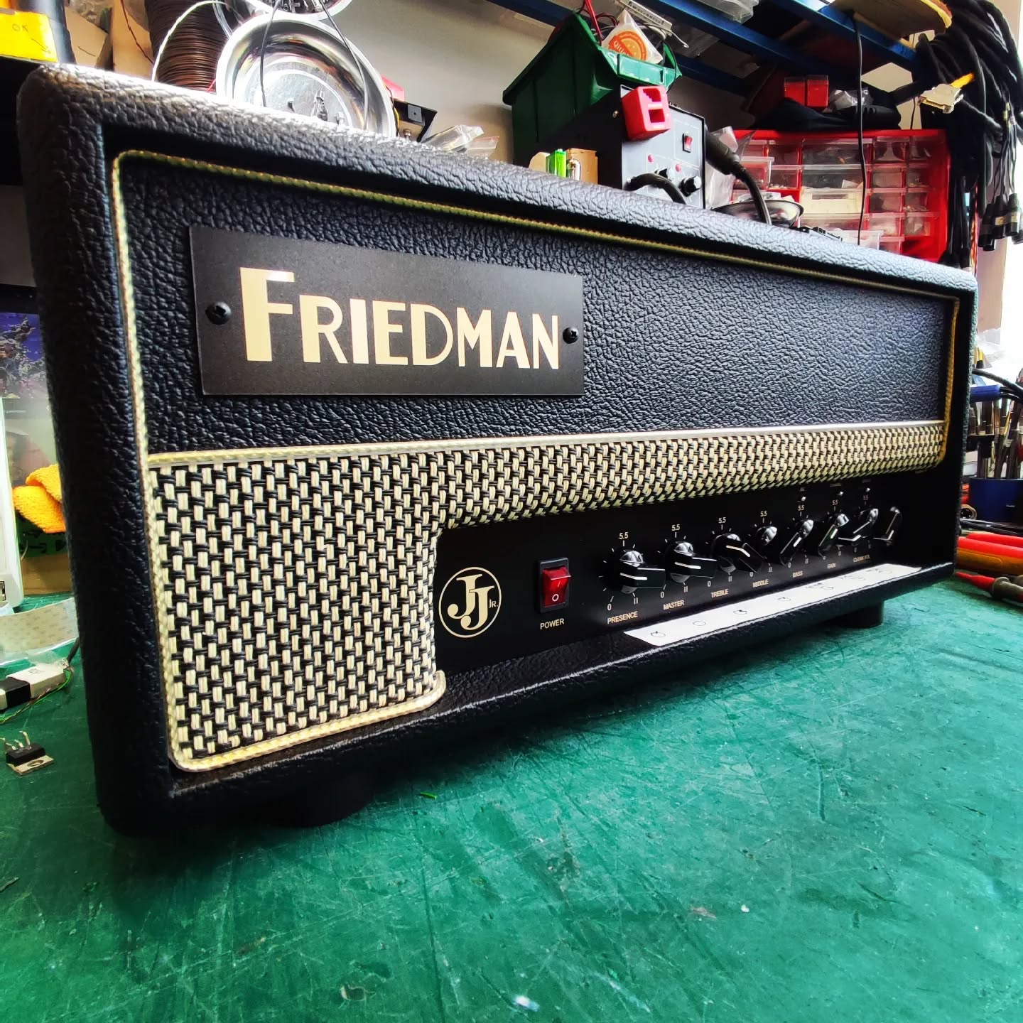 Remise en forme de Friedman JJ Junior!
Le genre d'ampli où il y a assez gain à 2 :)
#electronicrepair
#audiorepair
#workbench
#amptech
#friedman
#friedmanjjjr
#coffee