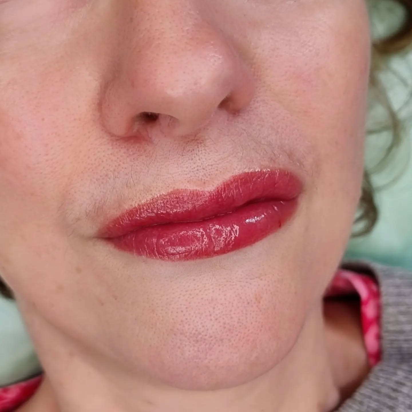 Borderless Lips & Asymmetry
Swipe for before photo ➡️
If you look closely you can see that this client has naturally more volume in her upper left lip. As to not draw attention to this I tattooed slightly inside her vermillion border on the left side and made sure the entire border of her lips is soft and slightly undefined 🍓
I have 1 more appointment in October available @sloanes_cheltenham DM me or send a message on WhatsApp if you're interested ✨️
.
.
.