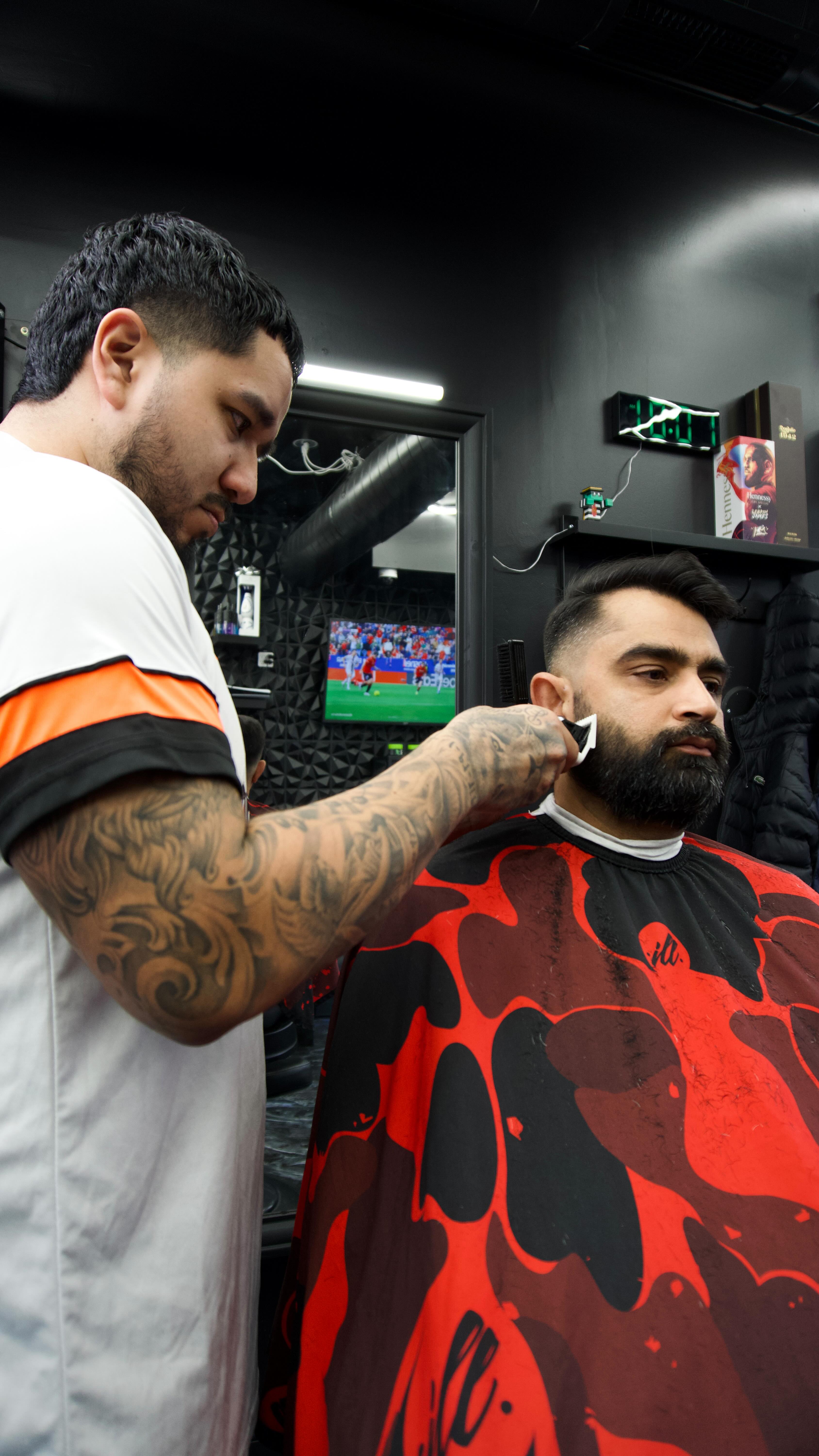 Confidence starts in the chair‼️
💈First Class Hair Studio | Brampton, ON📍
*** Walk-ins welcome anytime ***
#Bramptonbarber #fade #OntarioBarber #gentlemenhaircut #baldfade