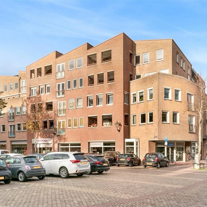 VERKOCHT
Hofplein 38
1811 LE Alkmaar
Royaal driekamer-appartement in het historische stadscentrum van Alkmaar
Gelegen op de derde verdieping van dit keurige complex ‘Hart van Alkmaar’ met lift, bieden wij dit ruim bemeten, comfortabele en energiezuinige appartement in de binnenstad van Alkmaar aan.
De ruime woonkamer met zijn Franse balkon met dubbele deuren en de bij de woonruimte betrokken loggia, bieden een fraai uitzicht op het Hofplein met zijn gezellige zaterdagmarkt. Beiden zijn gelegen op het zuiden, waardoor er sprake is van veel natuurlijke lichtinval.
De open woonkeuken biedt ruim plaats aan een grote eettafel en is voorzien van een modern en fraai keukenblok met inbouwapparatuur en een royale kastenwand.
Van het voormalige overdekte balkon is een prachtige, met schuifpui apart afsluitbare, verwarmde ruimte gemaakt die ideaal is als rustige werk- of leesplek. Desgewenst kan de buitenruimte echter eenvoudig worden hersteld.
Aan de rustige achterzijde van de woning bevinden zich de twee slaapvertrekken en de badkamer. De hoofdslaapkamer is voorzien van een grote vaste kastenwand met spiegels.
De ruime, moderne badkamer heeft een inloopdouche, ligbad, fraaie wastafel (natuursteen) en een spiegel met ingebouwd licht en verwarmingselement.
Verder is er een separaat toilet en een praktische berg-/stookruimte.
In de onderbouw van het complex bevindt zich een ruime eigen berging en is eventueel een privé parkeerplaats beschikbaar. Deze wordt separaat te koop aangeboden.
Kortom, dit appartement met drie supermarkten op korte loopafstand biedt alle luxe en comfort op een uitstekende plek in de gezellige binnenstad van Alkmaar.
Enkele kenmerken:
* Gebruiksoppervlakte ca. 120 m²
* Externe bergruimte ca 9 m²
* Bouwjaar 2004
* Geheel geïsoleerd en voorzien van HR++ glas
* Relatief lage stookkosten, energielabel A+
* Goed functionerende VVE
* Servicekosten €195,- per maand (inclusief parkeerplek)
* CV-gas met Remeha HR combiketel 2017
* V.v. modern ITHO Daalderop balansventilatiesysteem (bouwjaar 2017, met warmte-terugwin-unit)
* Alle voorzieningen zoals (vers-)winkels en openbaar vervoer op steenworpafstand bereikbaar
* Modern