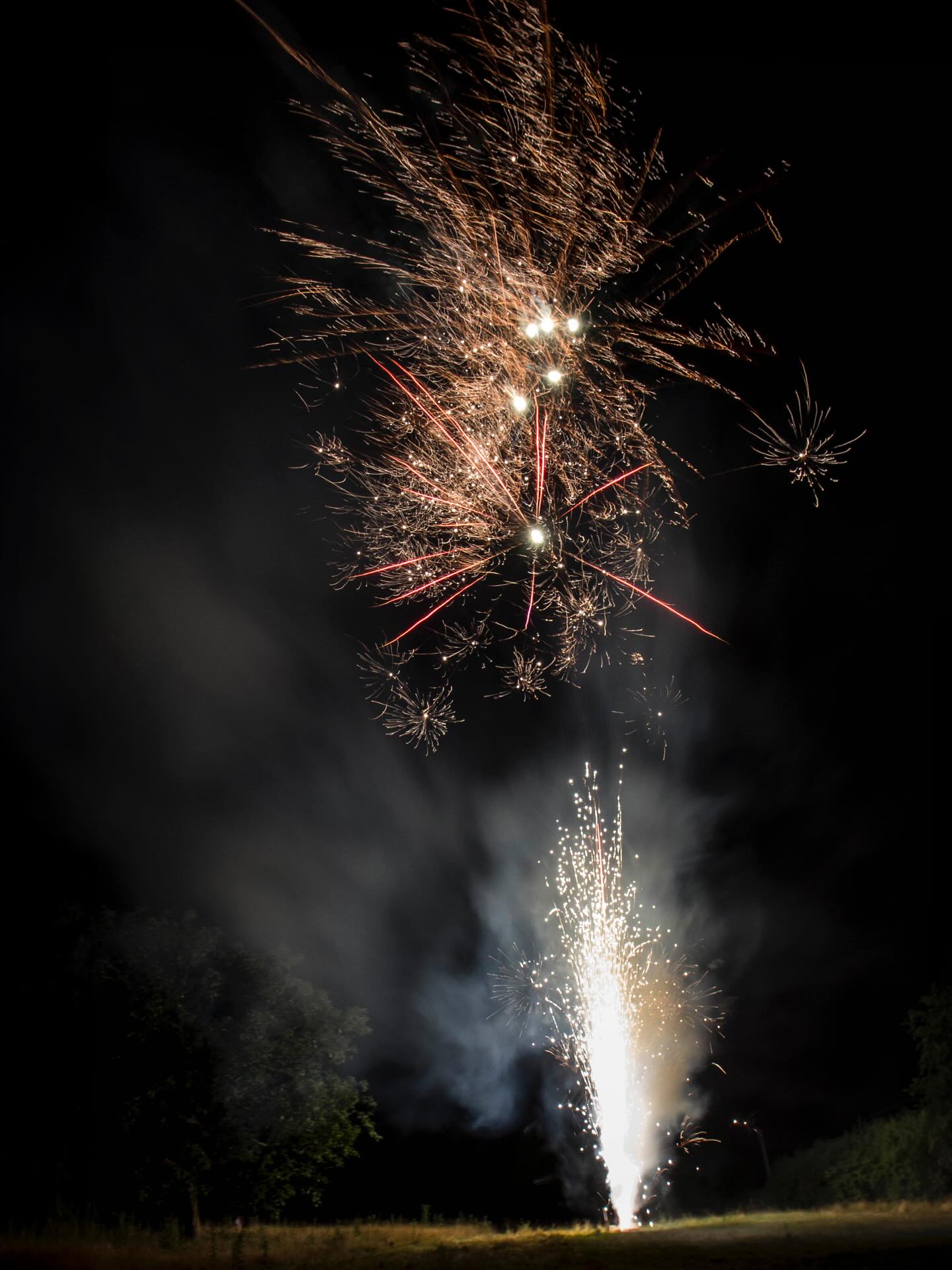 Une ouverture de bal lancée par un magnifique feu d’artifice 🎆📸
#mariagelyon #photographemariage #photographemariagelyon #reportage #weddingphotography