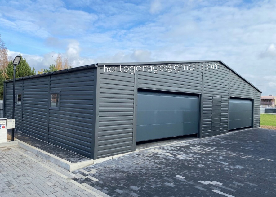 Wir präsentieren unsere Garage:
Eine moderne Doppelgarage mit schlichtem Design.
📏 Abmessungen:
• Länge: 8,0 m
• Breite: 7,0 m
• Höhe: 3,5 m
🎨 Farbe
Dunkles Graphit.
🚪🔩Konstruktion
• Rahmen aus geschlossenen (verzinkten) Stahlprofilen
• Wände aus horizontal angeordneten Paneelen
• Wasserspeisendes Satteldach
• Automatische Sektionaltore (2 Stück)
• Blechverkleidungen (Ecken, Leisten) verbessern die Dichtigkeit und Ästhetik
✅ Vorteile
• solide und widerstandsfähige Konstruktion
• modernes Erscheinungsbild
🚗🧰🎿Nutzung
Garage für 2 Autos, Lager, Werkstatt oder Wirtschaftsraum.
💻📲👨💻 eine ähnliche Garage oder andere Details wünschen, mailen Sie hortogarage@gmail.com, gehen Sie auf den Link in der Bio oder rufen Sie an
📞 +49 177 4242452
📞 +49 152 246 74 361