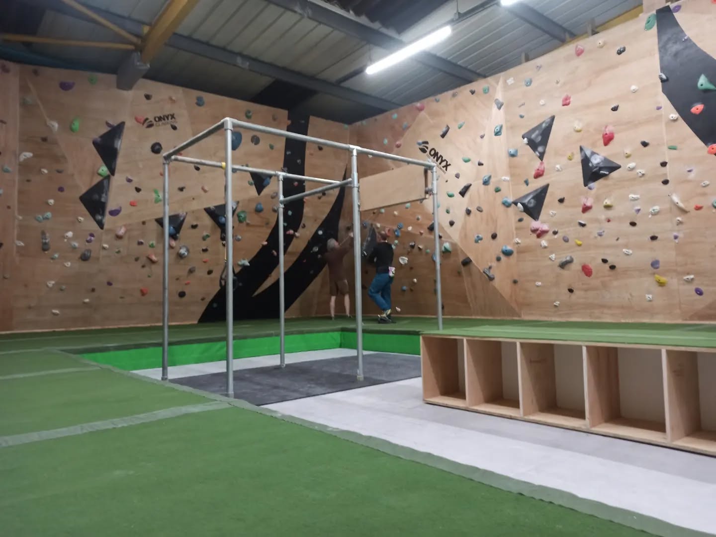 First visit to @onyx_climbing tonight, the newest and shiniest Lancashire wall. I had a great time and was made to feel very welcome. It punches well above it's weight. The setting is fantastic with a great variety of angles and styles from the delicate to the powerful. It's only to be expected from two of Lancashire's finest. If you're in the area you should give it a go. I need to go back for the coffee... It was too late for a brew tonight...😳☕👌💪
#lancashire
#lancashireclimbing
#supportlocal
#wads
#lancashirelegends