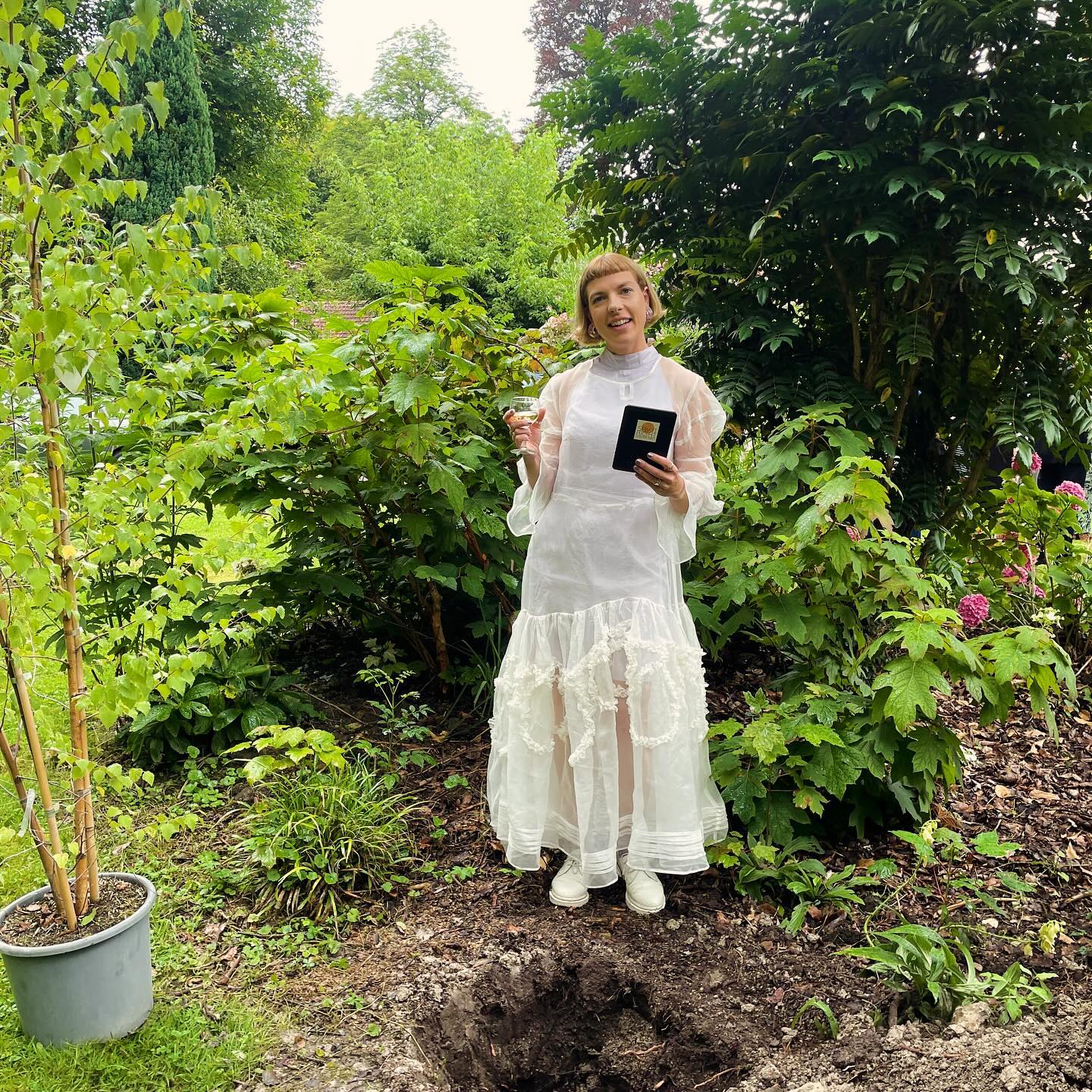 💁♀️When I became a celebrant, people asked me a lot whether I could be my own celebrant. I didn’t do it the first time, but then we decided to celebrate again with my husband’s cousin and his wife who got married in Canada and their French family in France. I crafted a tree planting ceremony where we planted 3 birch trees together to symbolise the coming together of 3 families and we wore our wedding outfits again! It was a lovely celebration which ended how all good parties should with cakes and a garden rave. #treeceremony #gardenwedding #birchtree #treeplanting #frenchpattiserie #gardenrave #weddingceremony