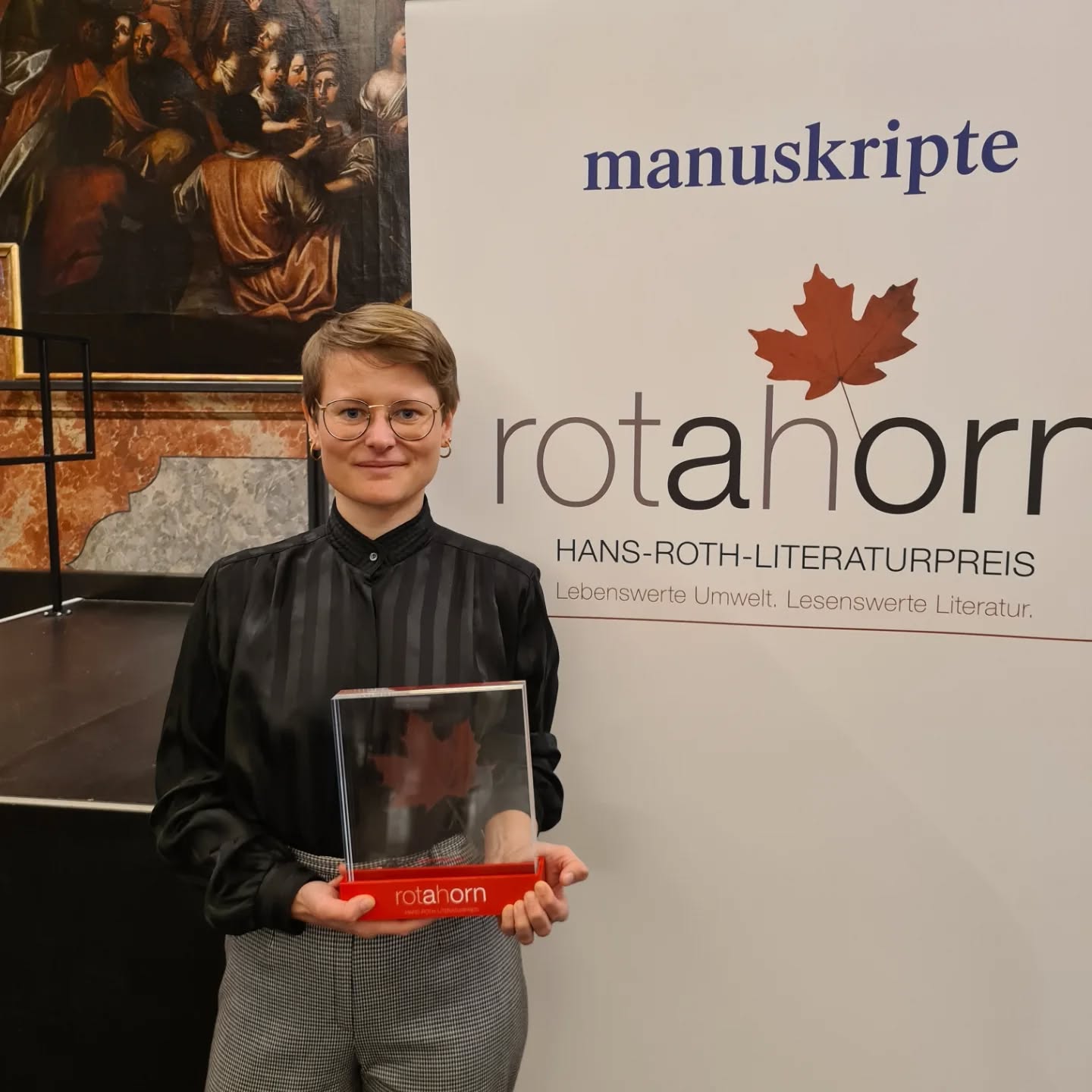 Das waren verrückte Wochen.
Gestern Abend durfte ich den rotahorn Literaturpreis in Graz in Empfang nehmen. Danke nochmal an die @manuskripte, an @andreas.unterweger und den Stifter des Preises Hans Roth!
Kurz vorher hat der @wallsteinverlag mit meinem Buch den @diehotlist Preis gewonnen.
Und einige schöne Veranstaltungen gab es auch noch – unter anderem das Gespräch mit @henrikszanto und @alxndr_rudolfi im @literaturhaushannover (Danke @chichi_aus_prinzip für die Bilder!)
Jetzt bin ich sehr müde, aber auch sehr glücklich ♡