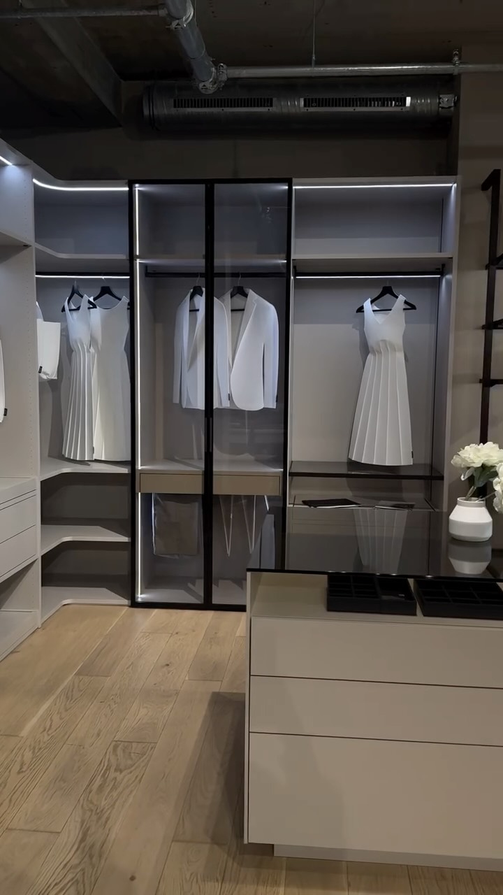 Auf der Suche nach einem Einbauschrank, Raumteiler oder individuellen Raumlösungen? ✨
�@raumplus_official bietet maßgefertigte Systeme von höchster Qualität und mit einem klaren Anspruch an Design und Funktionalität.
Im @bettenhaus_schmitt in Berlin lassen sich das Innensystem Legno, Uno sowie die Solitärinsel Stivaro von raumplus aus nächster Nähe erleben. Vor Ort steht kompetente Unterstützung bei der Planung zur Verfügung - für Raumlösungen, die Wohnträume Wirklichkeit werden lassen. 🤗🚀
Looking for a built-in wardrobe, room divider, or customised interior solution? ✨
�@raumplus_official offers tailor-made systems of the highest quality, combining sophisticated design with exceptional functionality.
At @bettenhaus_schmitt in Berlin, the Legno and Uno interior systems, as well as the Stivaro solitaire island by raumplus, can be experienced up close. On-site experts provide professional planning support - turning interior dreams into reality. 🤗🚀
#bettenhausschmitt #kleiderschrank #closet #wohnzimmer #interiordesign