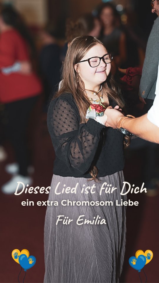 💖Für meine Emilia 💖
Emilia, seit du in mein Leben gepurzelt bist, hast du meine Welt nicht nur auf den Kopf gestellt, sondern sie erst richtig zurechtgerückt.
Wenn ich dich ansehe, sehe ich das purste Strahlen, das man sich nur vorstellen kann. Du bist unser Wunder, unsere tägliche Inspiration und der Beweis dafür, dass die schönsten Dinge im Leben nicht der Norm entsprechen müssen, um vollkommen zu sein.
In deinen Augen finde ich eine Ehrlichkeit und eine Liebe, die keine Worte braucht. Du bereicherst unser Leben auf eine Weise, die wir vorher nie für möglich gehalten hätten – du lehrst uns Geduld, wahre Freude und wie wertvoll jeder noch so kleine Moment ist.
Du bist ein Geschenk, für das wir jeden Tag unendlich dankbar sind.
Es bricht mir das Herz, wenn die Welt dir keinen Platz anbietet. Wenn Vorurteile lauter sind als dein Lachen. Wenn die Suche nach echten Freunden schwer ist, weil die Gesellschaft oft nur das „Andere“ sieht und nicht deinen wundervollen Kern.
Es gibt Momente, in denen wir gegen Mauern rennen, die eigentlich gar nicht da sein sollten.
Aber dann nimmst du mich in den Arm, und alles wird still.
Du bist genau richtig, Emilia. Nicht „trotz“, sondern mit allem, was dich ausmacht. Dein extra Chromosom ist kein Hindernis – es ist deine Superkraft, die Welt ein Stück weicher und ehrlicher zu machen.
Ich bin so unendlich stolz, deine Mama zu sein. Wir gehen diesen Weg gemeinsam, Schritt für Schritt, Socke für Socke. ✨
Deine Familie & Mama
Wir lieben Dich 💝
#Emilia #MeineTochter #ExtraChromosomLiebe #WeltDownSyndromTag #Mutterliebe InklusionJetzt StarkesMädchen Echtheit GenauRichtig SockenRocken