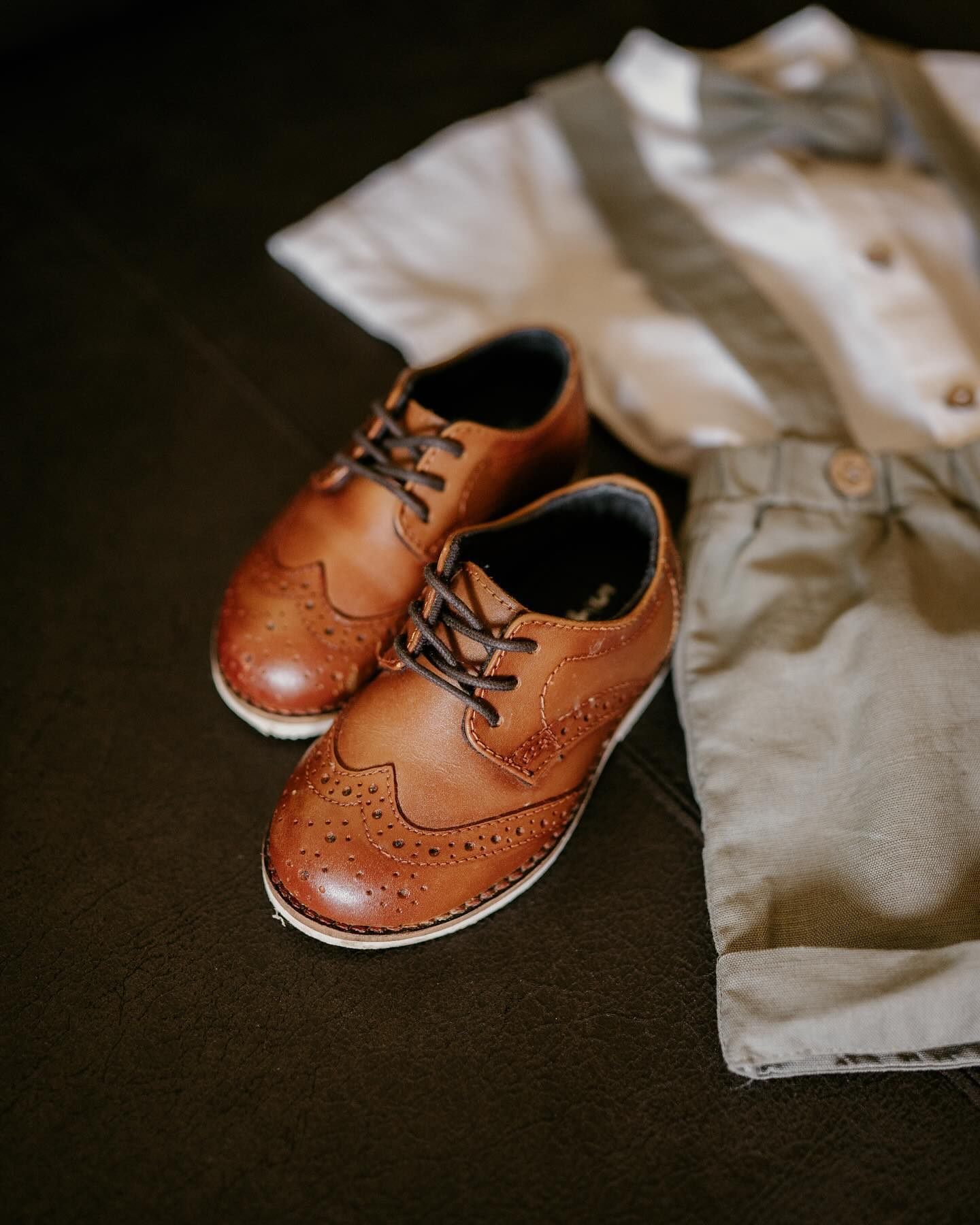 cutest little shoes 😍
••••••••••••
#biglove #smallmoments #weddingtime #weddingphotographer #heiratenimbregenzerwald #ländlewedding #austriawedding #hochzeitmitkinder #hochzeitsfotografinvorarlberg #hochzeitsfotografie