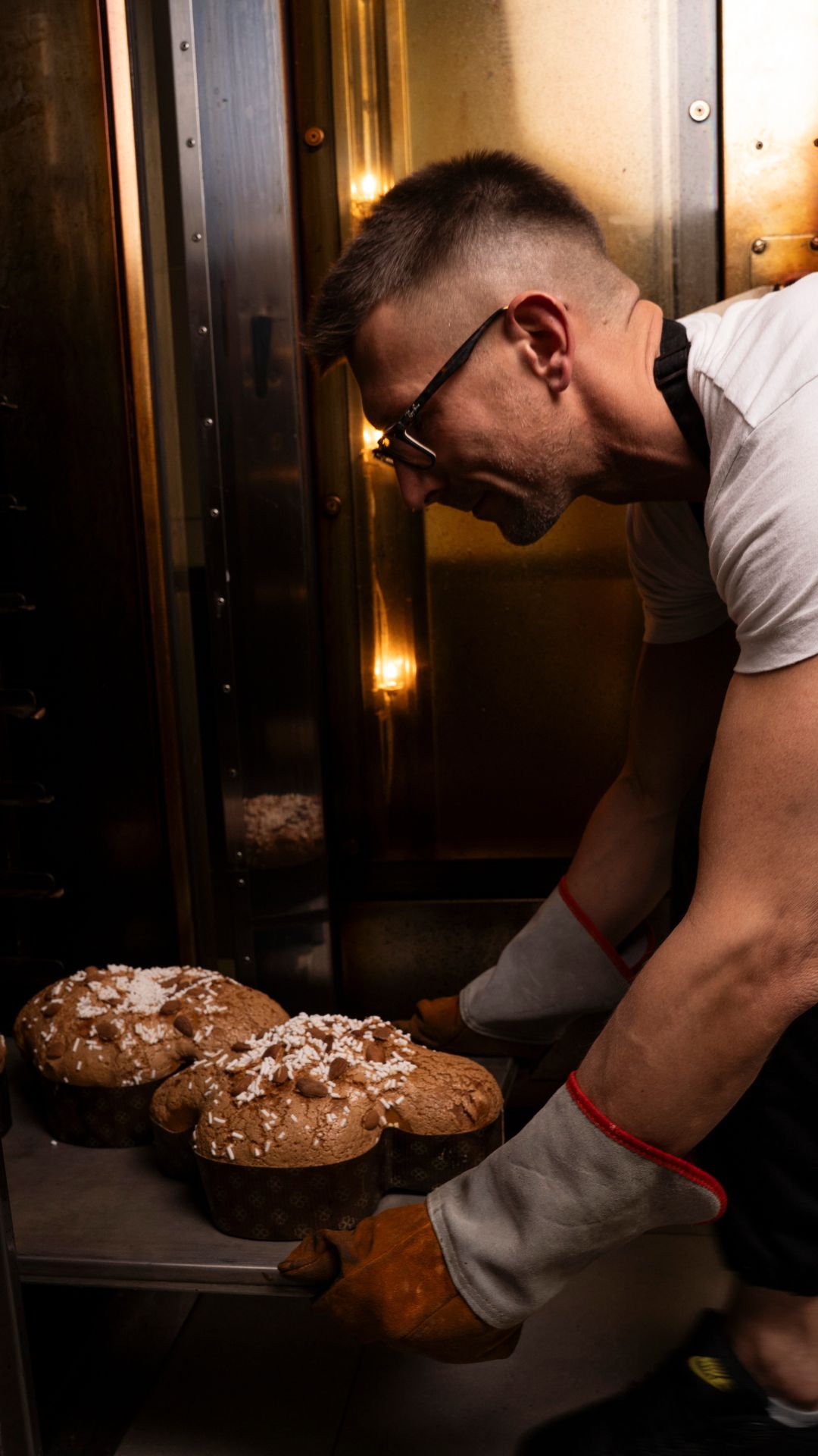 È qui che nasce la colomba Solevè. 🕊️
Mani esperte, lievito madre vivo e tutta la pazienza che serve per dare vita a un impasto soffice e profumato.
Ogni colomba prende forma così: una alla volta, nel nostro laboratorio.
Disponibili in più varianti, pronte per la tua tavola di Pasqua.
✨ Scrivici in DM o su WhatsApp:
📞 +39 331 258 8607
✨ Prenotale ora e scegli anche il servizio di consegna
👉 www.solevelab.com
Oppure ritirale direttamente in sede:
📍 Via Pastrengo 58, Moncalieri
#Solevè #colombe #Pasqua #Torino #PasticceriaArtigianale