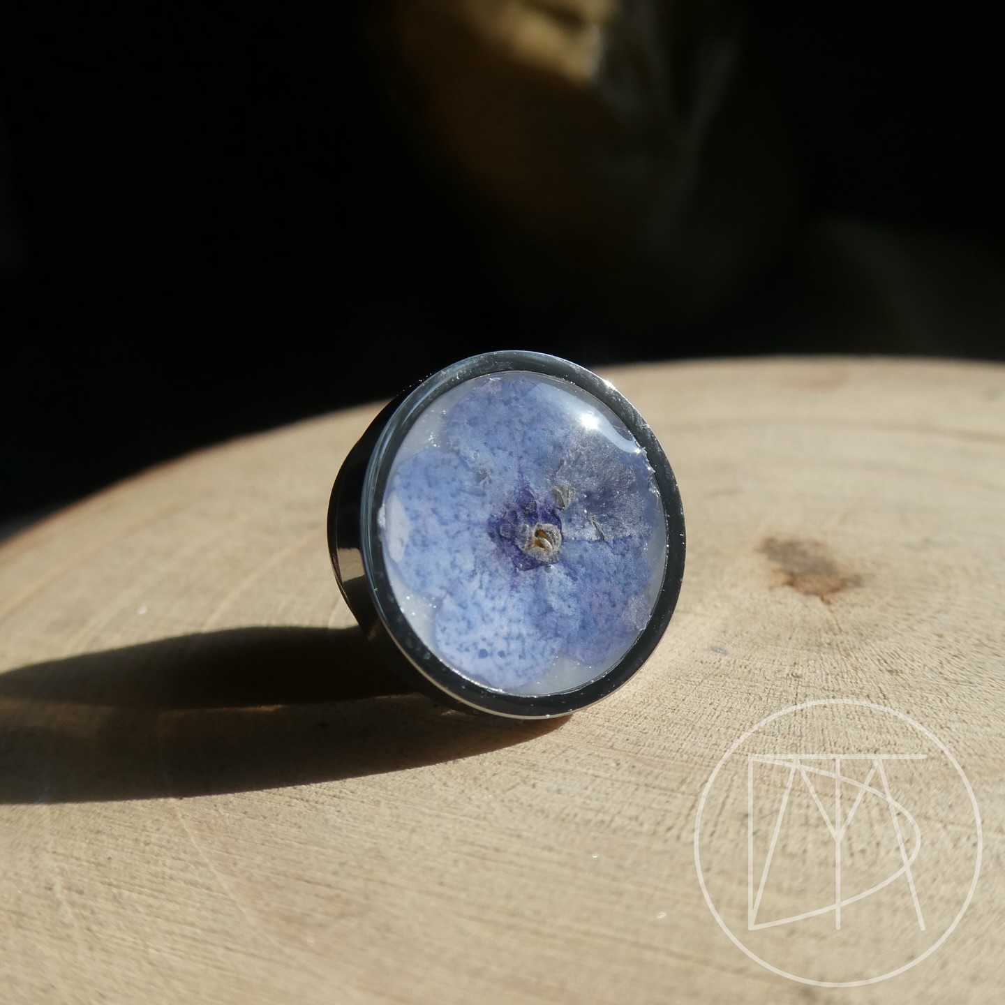 A simple but meaningful forget me not pin badge
#forgetmenot #keepsake