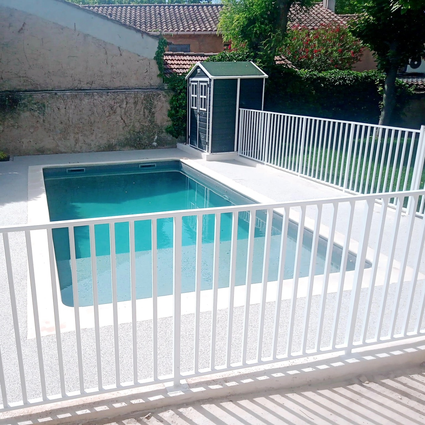 Création petite piscine 7x3,5x1,55 avec plage immergée, création local technique avec traitement au sel et injection de pH automatique, membrane armée 3D Touch RENOLIT Prestige, terrasse en granulat de quartz, Barrière de sécurité sur mesure soudée sur place, création de jardinière. Projet clé en main ! 👍
#moquettedepierre #membranearmée #electrolyseur #constructionpiscine #marseille