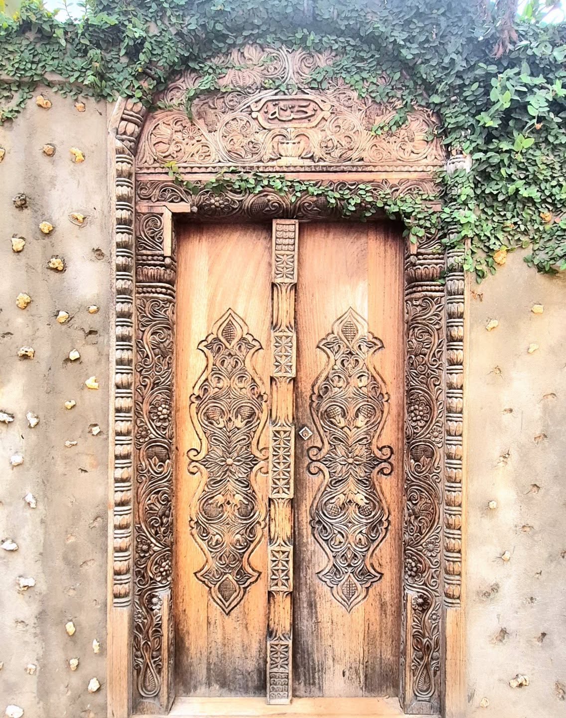 Wandering through Shela's alleyways getting inspiration on patterns and textures #shela #lamu #designlover #patterndesigner