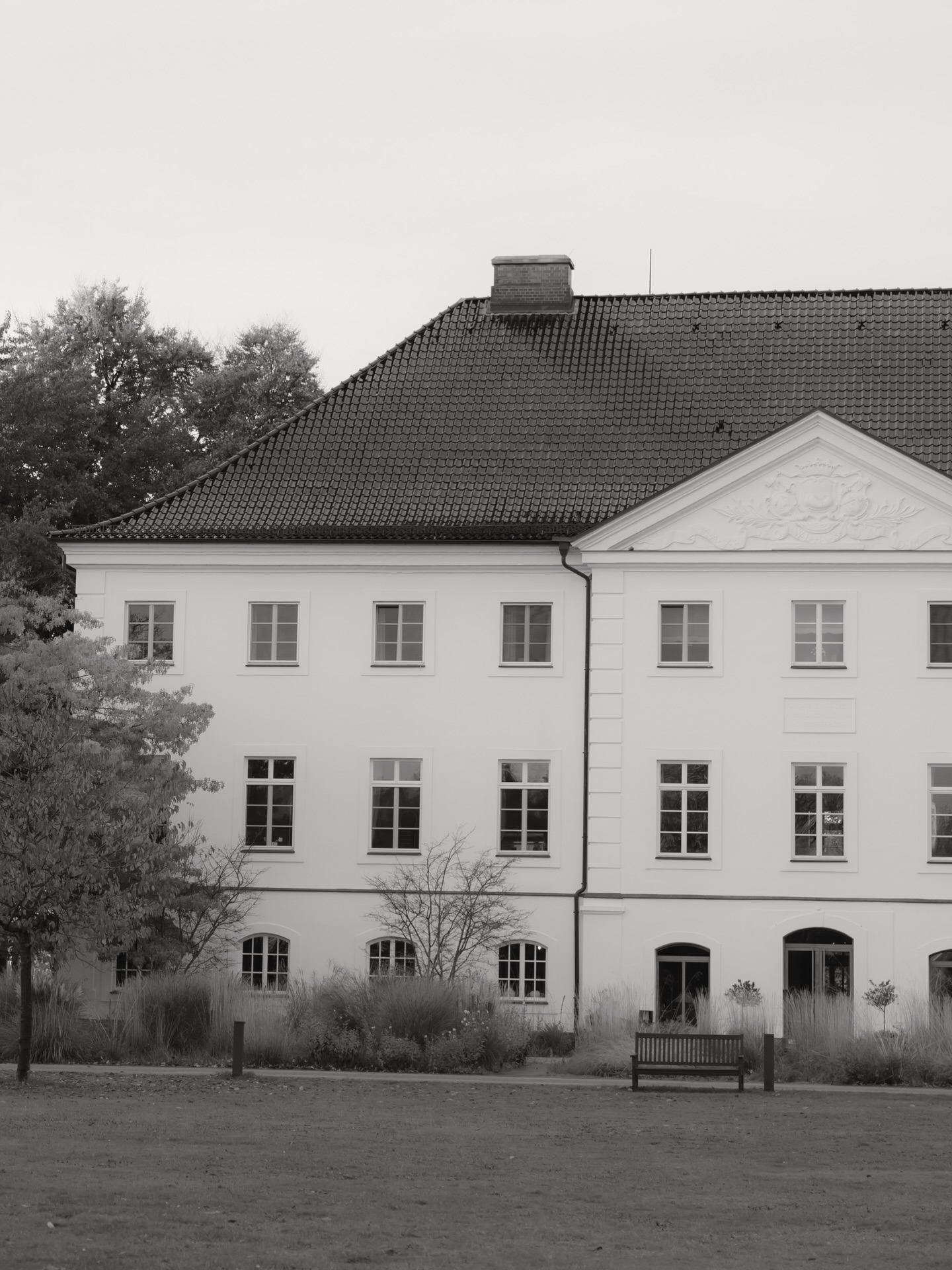 Zwischen Schlossromantik und Meeresrauschen ✨
Das Schlossgut Groß Schwansee @schlossgut_gross_schwansee verzaubert mit seiner zeitlosen Ästhetik, nur einen Hauch entfernt von der Ostsee. Ein Ort, an dem Liebe ganz leise und gleichzeitig so kraftvoll spürbar wird.
Als Hochzeitsfotografin halte ich genau diese Momente fest: ehrlich, elegant und voller Gefühl 🤍
#hochzeitsfotograf #schlossgutgrossschwansee #hochzeitschlossgutgrossschwansee